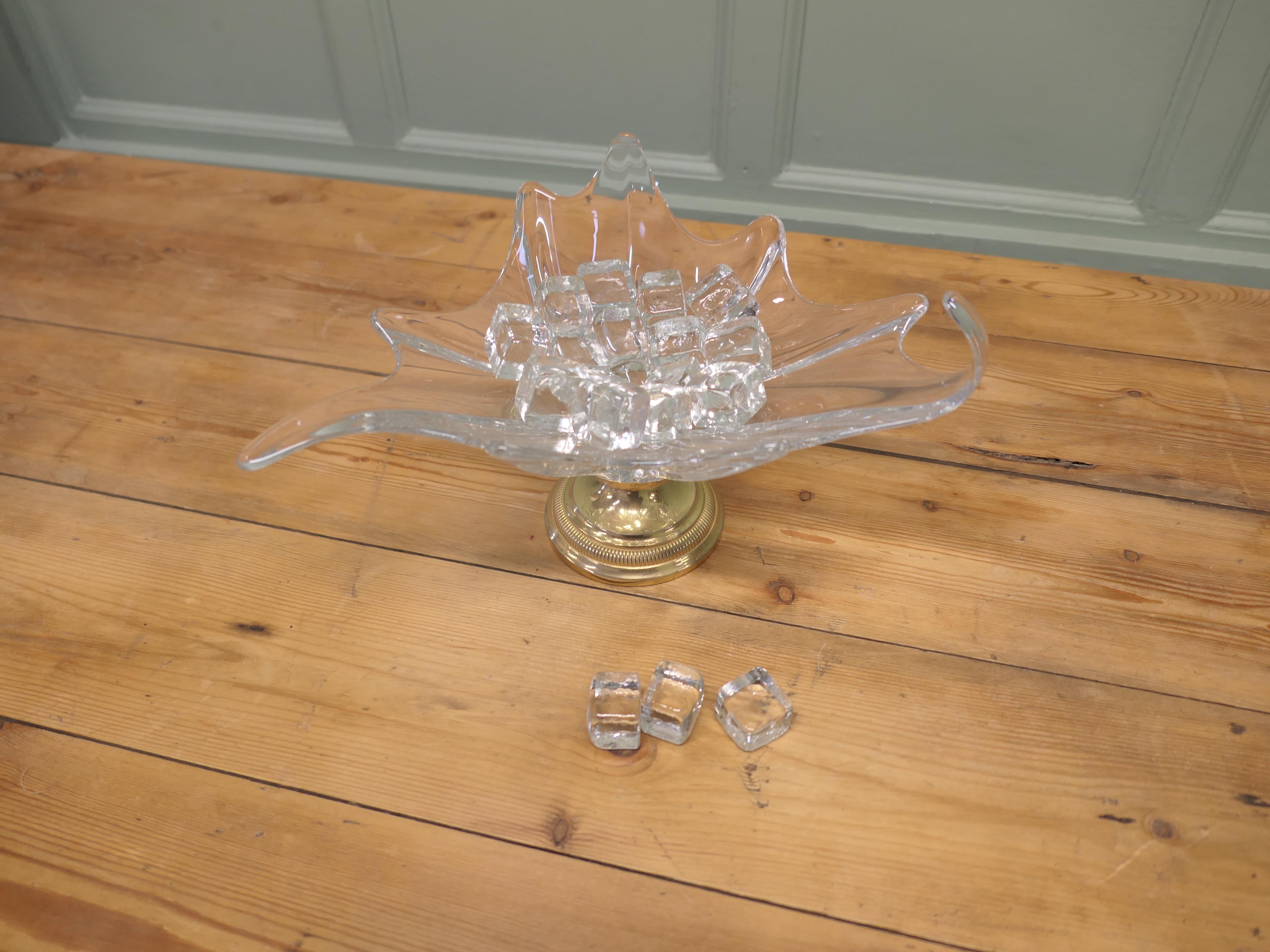 Art déco Grand plat Tazza en verre d'art français et laiton en vente