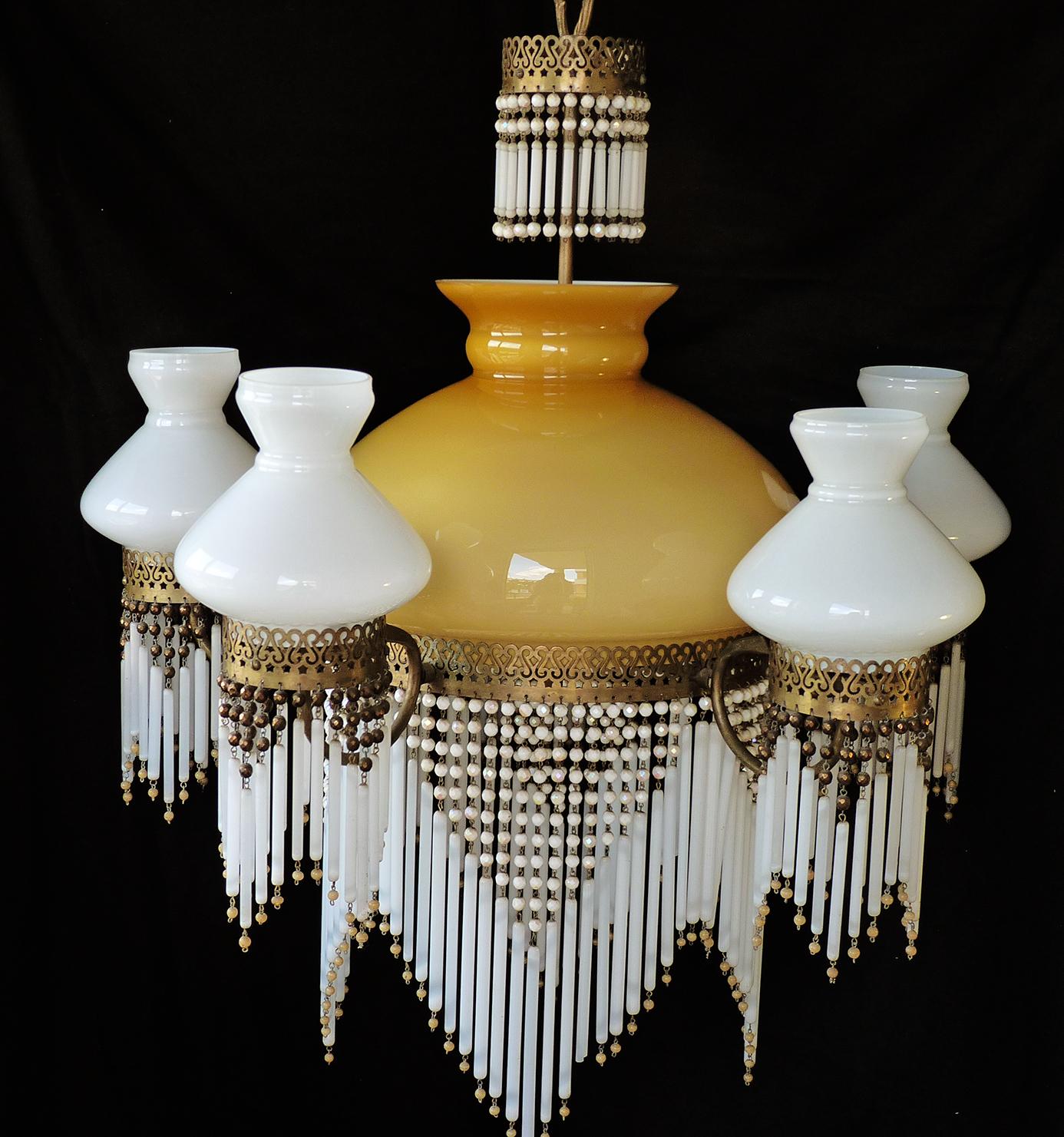 Wunderschöner großer antiker französischer Kronleuchter aus bernsteinfarbenem Opalglas und weißen Strohhalmen Art Deco oder Art Nouveau
Gepresstes Metall und Hunderte von Glasröhrchen mit Perlen am Ende jedes Röhrchens, 1930er