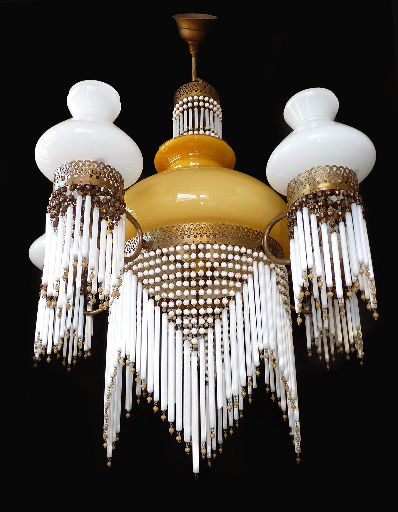 Großer französischer Jugendstil Art Deco Bernstein Glas Perlen Fransen vergoldet Kronleuchter 1930 (Französisch) im Angebot