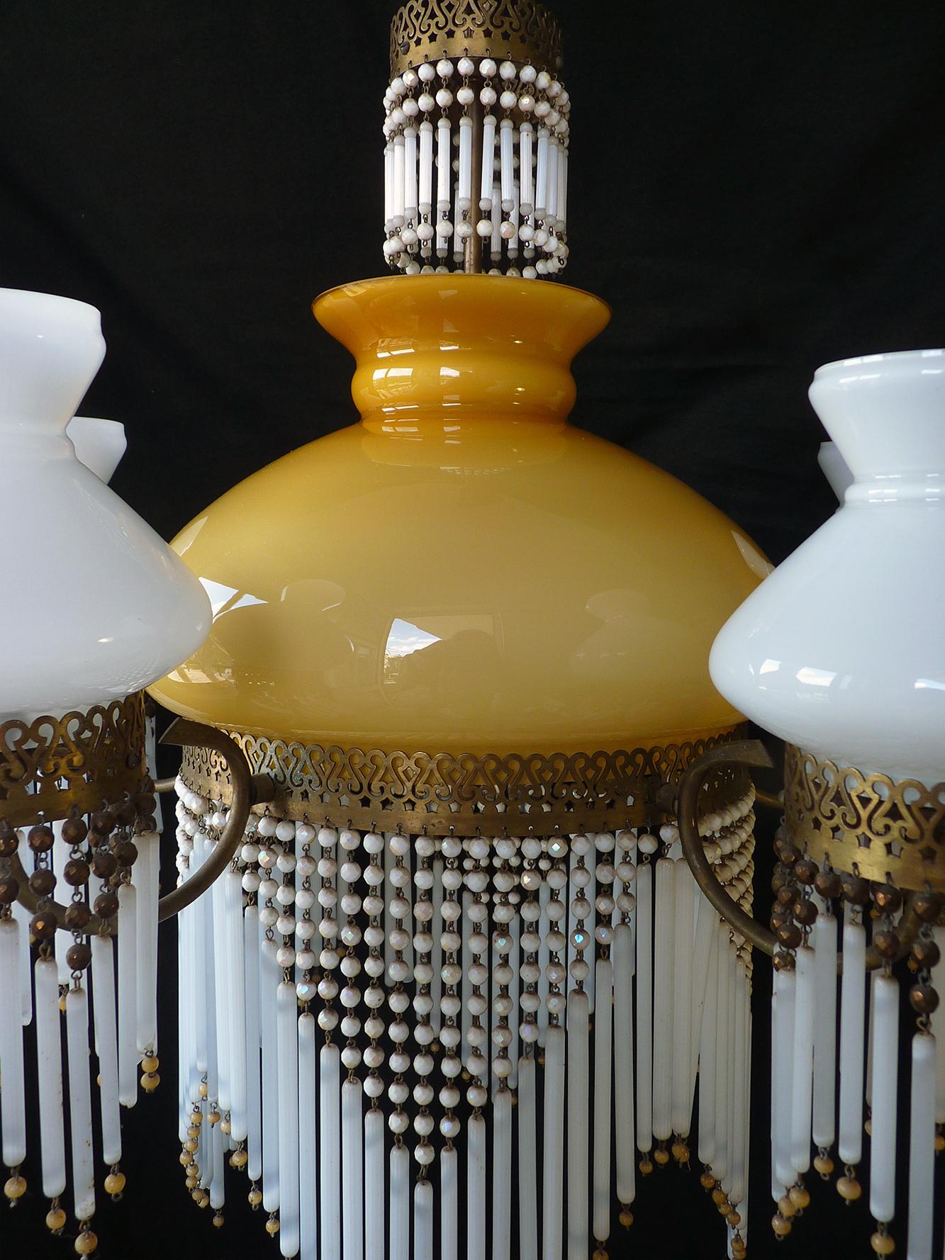 Doré Grand lustre français Art Nouveau Art Déco en verre ambré:: perles et franges dorées 1930 en vente