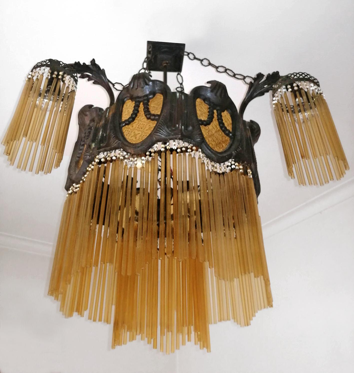 Massiccio lampadario francese Art Nouveau Art Deco in bronzo con frange di vetro ambrato c1920 In condizioni buone in vendita a Coimbra, PT