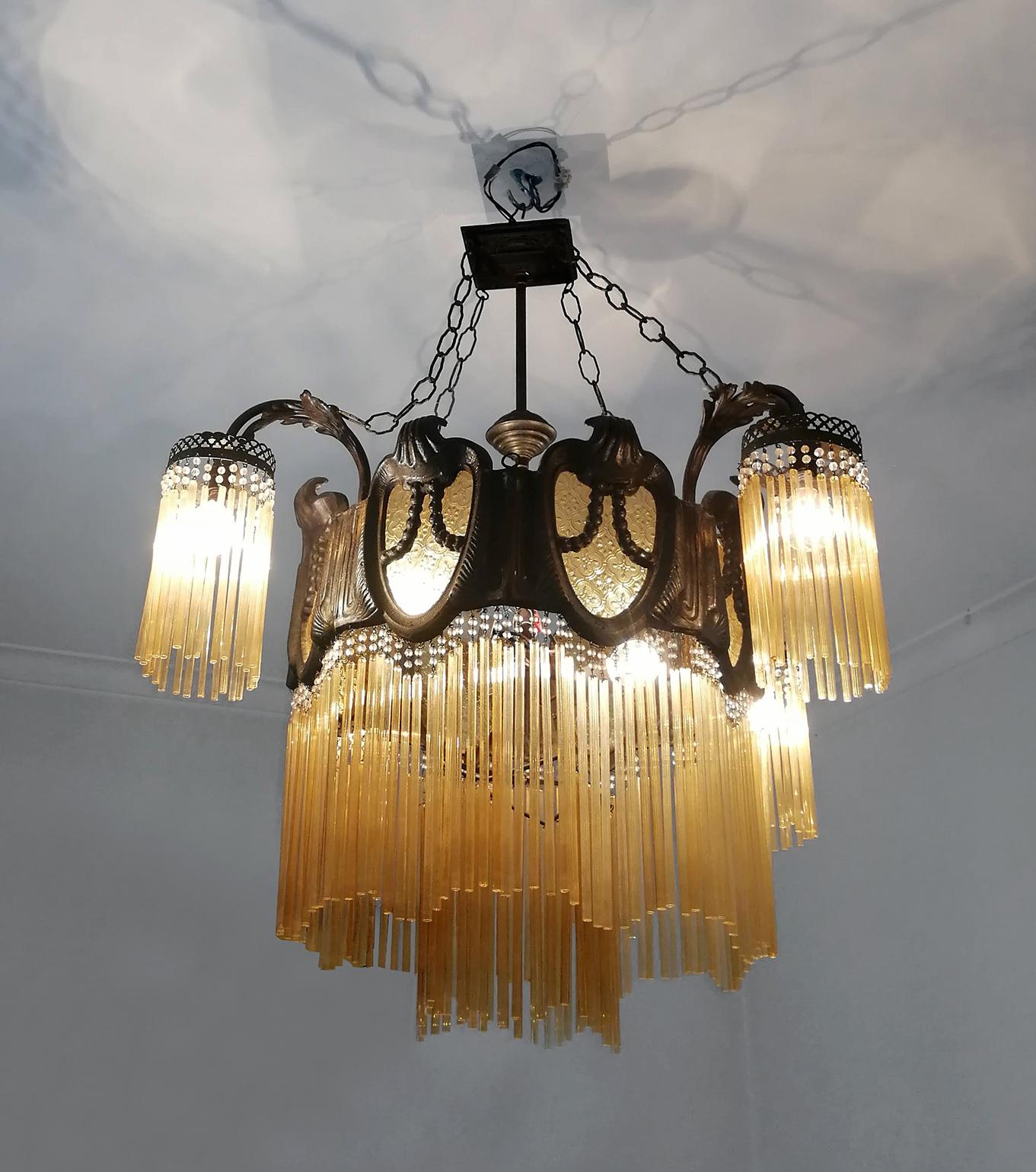 XX secolo Massiccio lampadario francese Art Nouveau Art Deco in bronzo con frange di vetro ambrato c1920 in vendita