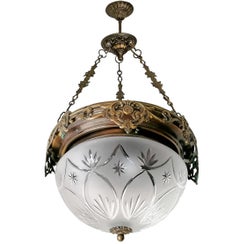 Grand lustre Art Nouveau français Art Déco orné de laiton bruni et de verre taillé