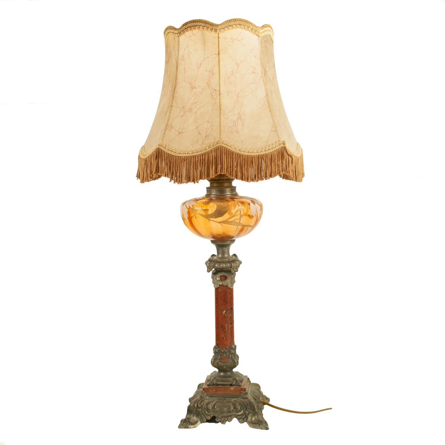 Große traditionelle französische Jugendstillampe, die auf Elektrizität umgestellt wurde, mit originalem Lampenschirm, um 1900.

Mit rotem Marmor- und Zinnsockel und Glasschale mit handgemaltem Blumendekor. 

Die Verkabelung ist in gutem