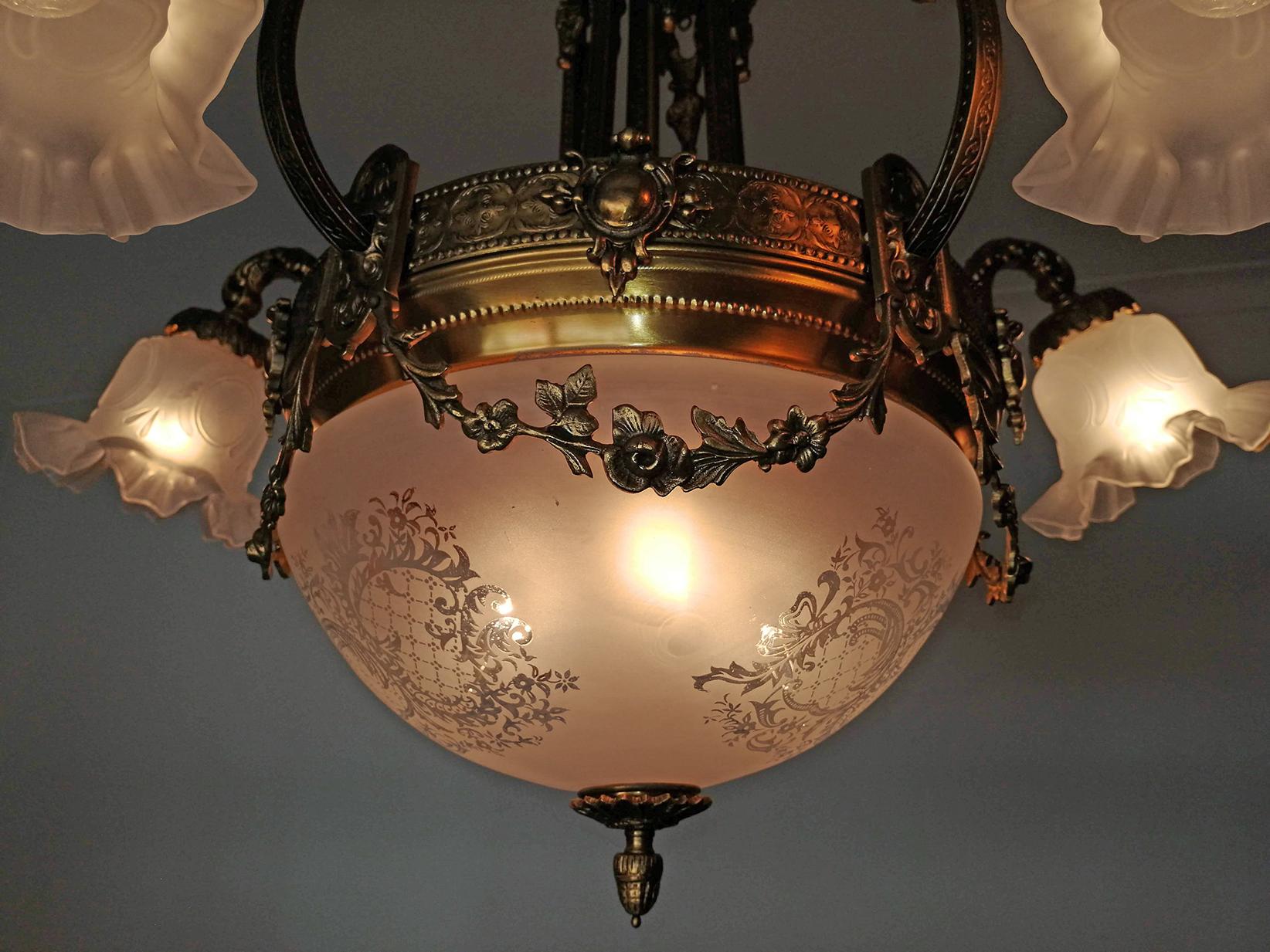 Grande lampadario francese Art Nouveau Empire Caryatids in bronzo dorato e vetro inciso in vendita 3