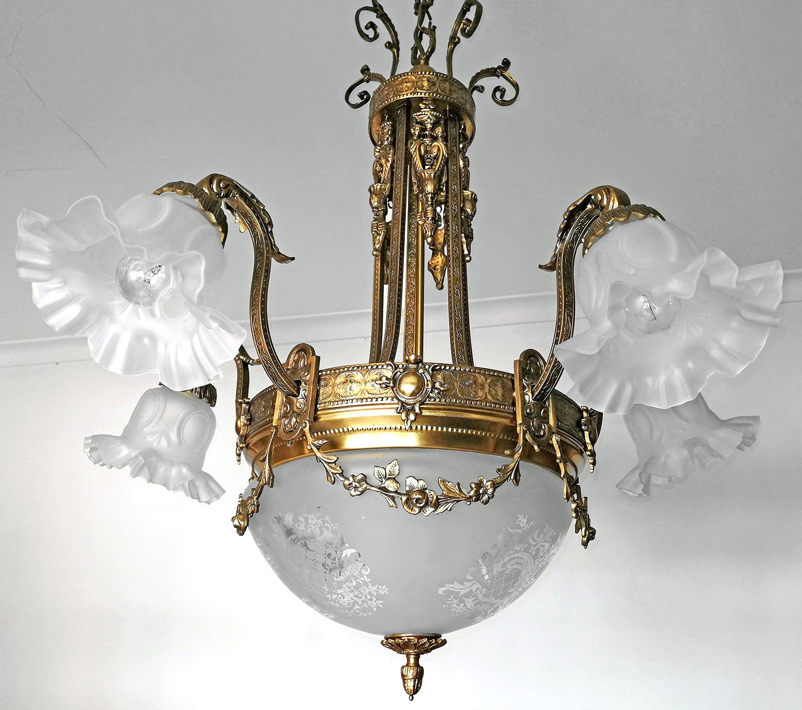A wonderful gilt bronze and etched-glass 8-light ceiling fixture decorated with fine ornaments and garlands, France, early 20th century.
Measures:
Diameter 31.8 in/ 80 cm
Height 41.5 in (chain 7.9 in)/ 105 cm (chain 20cm)
Weight 33 lb/ 15 Kg
8 light