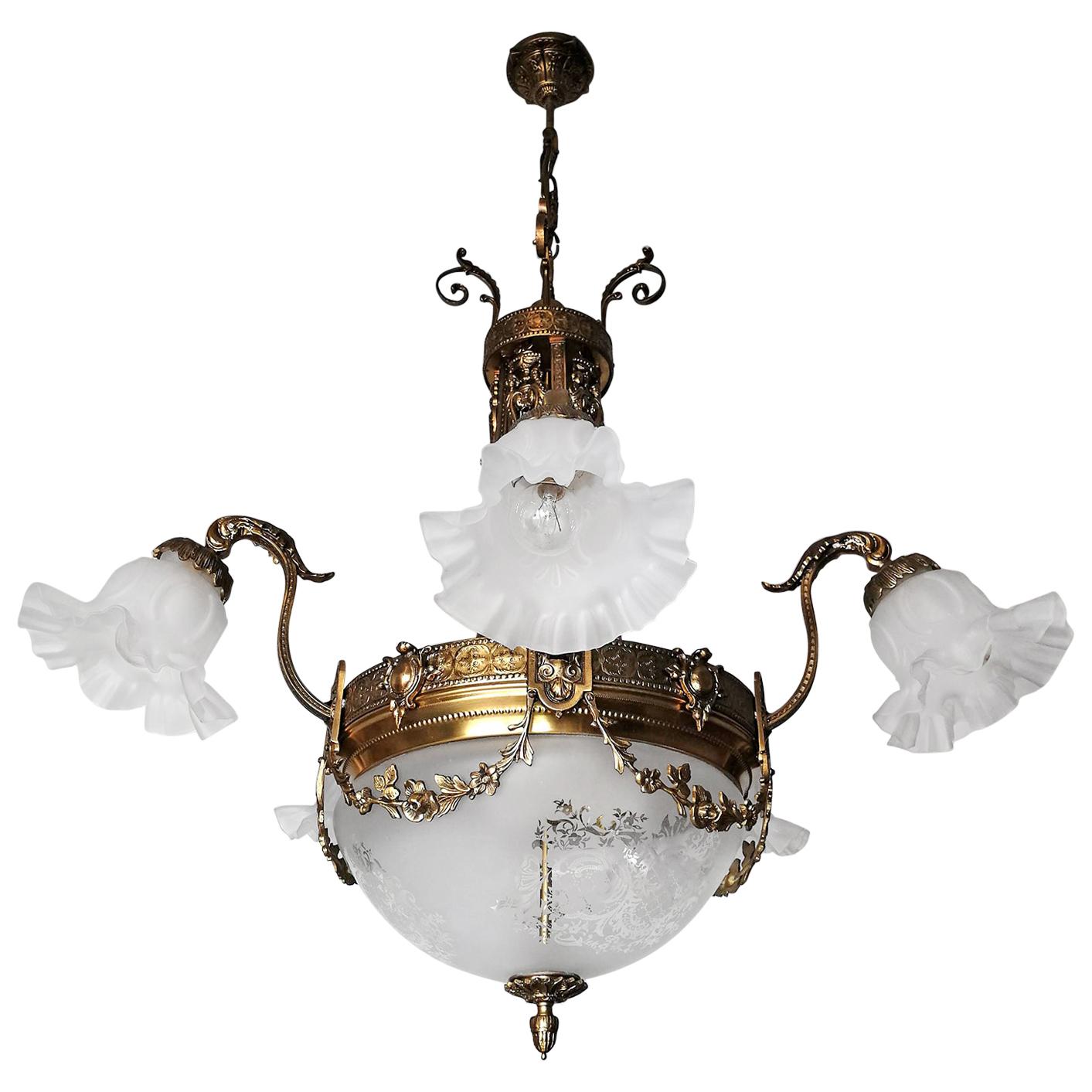 Art Déco Grande lampadario francese Art Nouveau Empire Caryatids in bronzo dorato e vetro inciso in vendita
