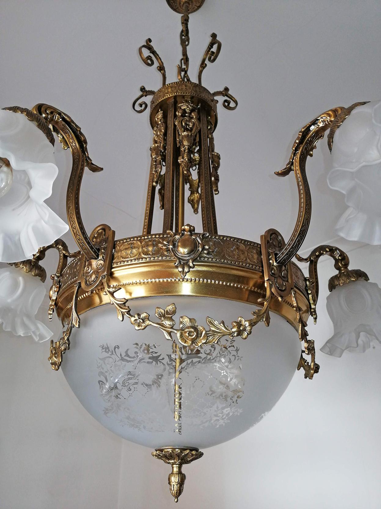 Grande lampadario francese Art Nouveau Empire Caryatids in bronzo dorato e vetro inciso In condizioni buone in vendita a Coimbra, PT