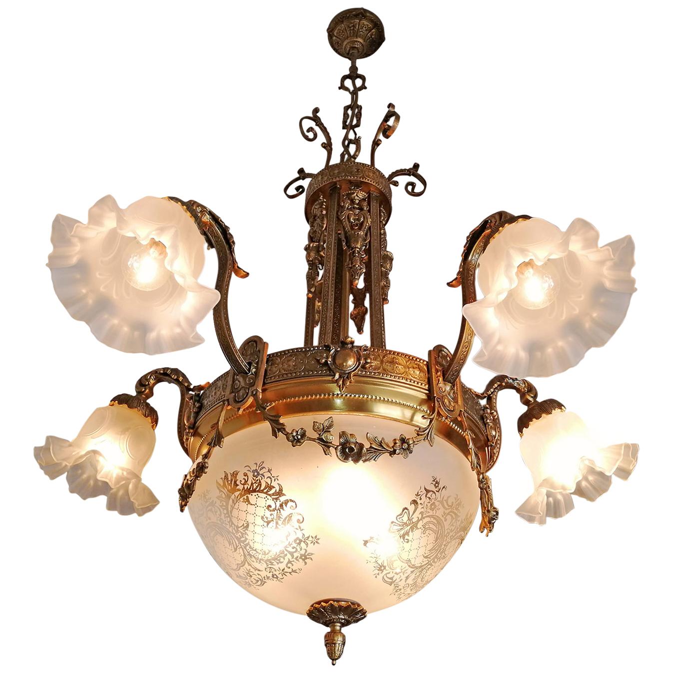 XX secolo Grande lampadario francese Art Nouveau Empire Caryatids in bronzo dorato e vetro inciso in vendita