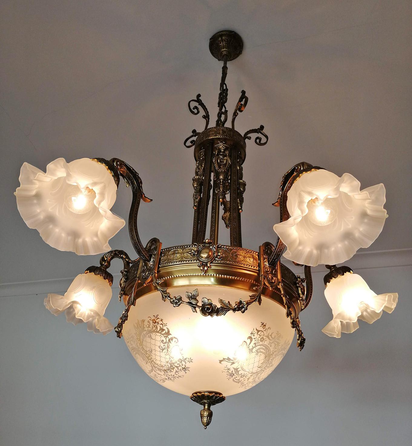 XX secolo Grande lampadario francese Art Nouveau Empire Caryatids in bronzo dorato e vetro inciso in vendita