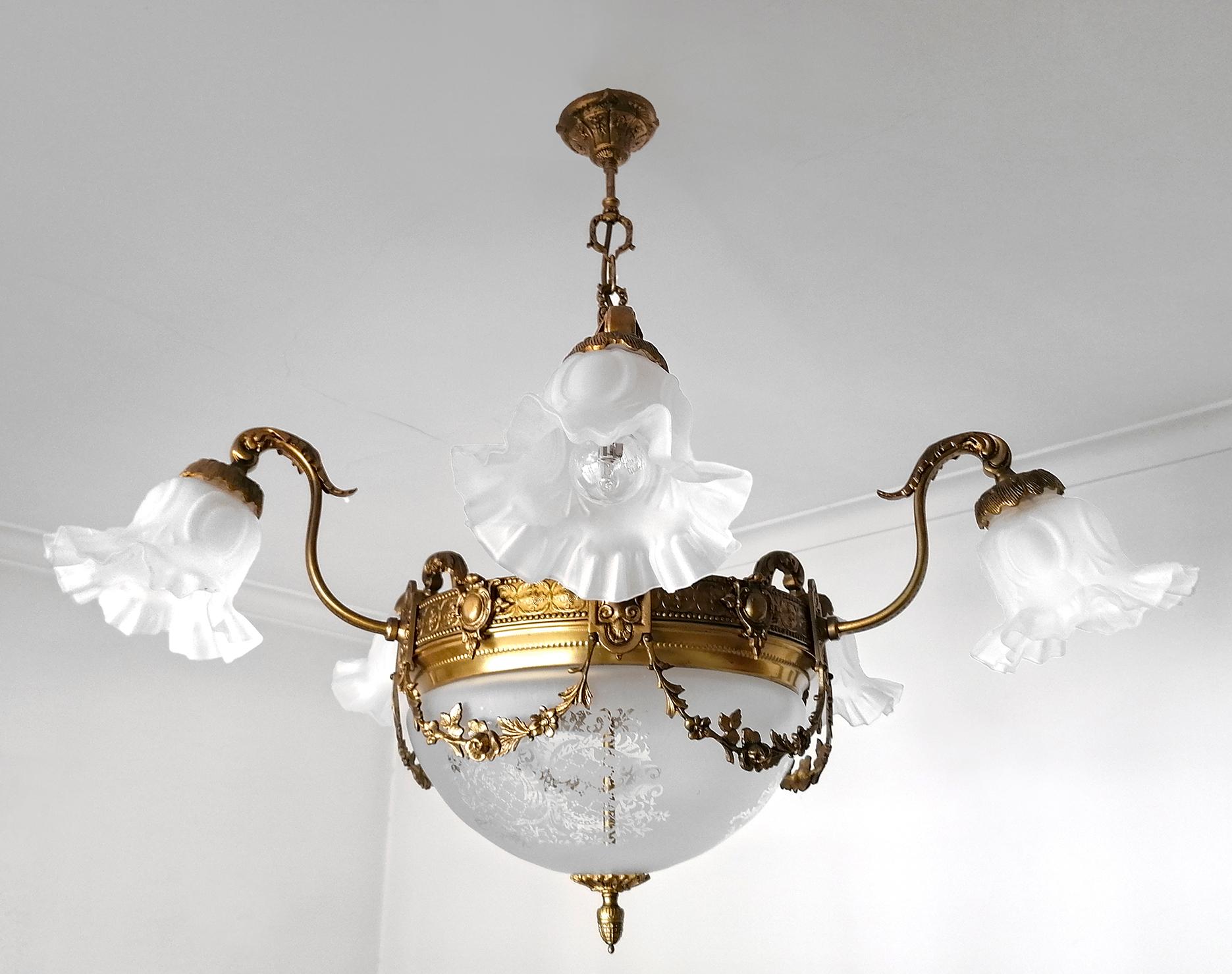 Large French Art Nouveau Empire Gilt Bronze Etched & Glass Chandelier, c1920 In Good Condition For Sale In Coimbra, PT