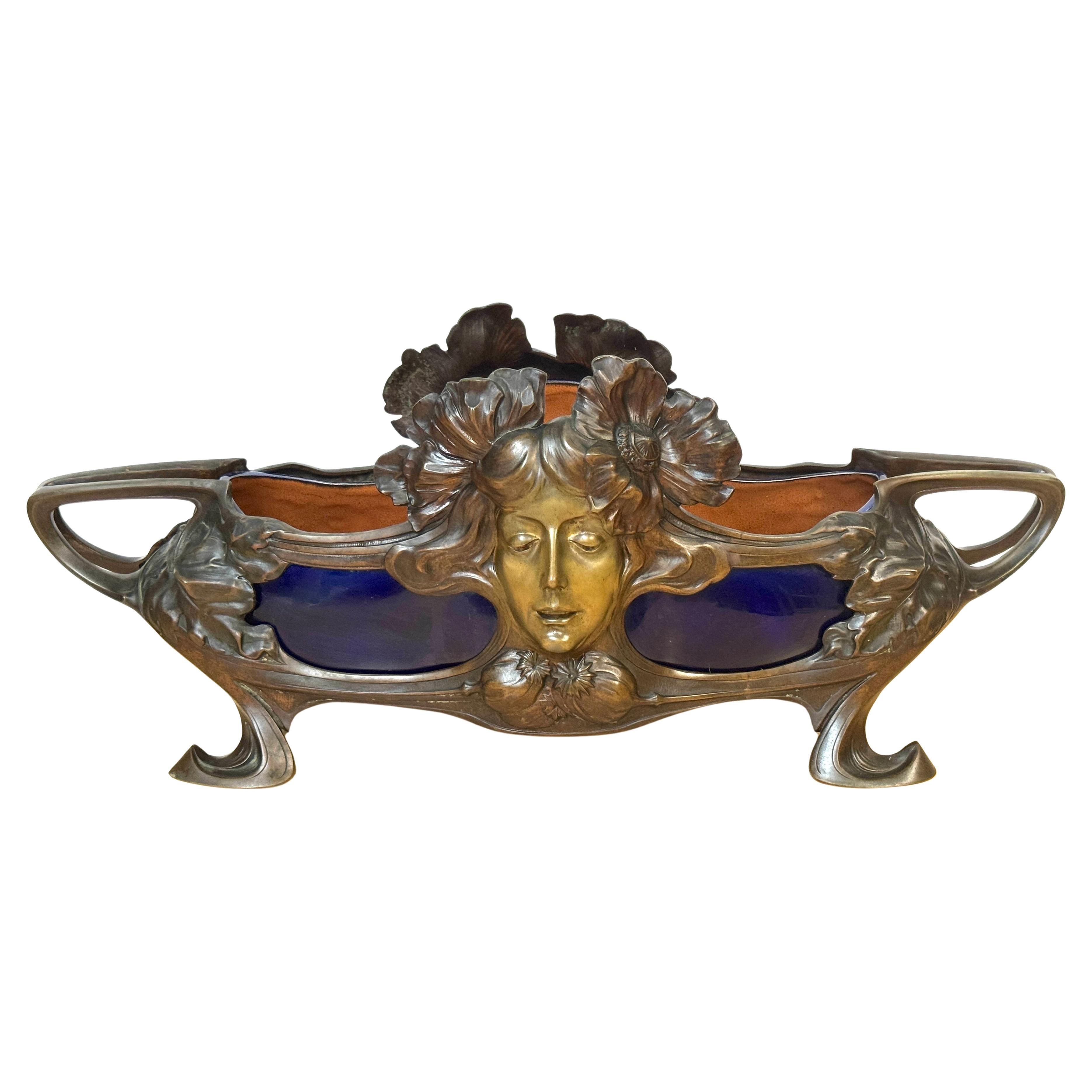 Gran centro de mesa francés Art Nouveau "Femme-Fleur" de bronce y porcelana cobalto en venta