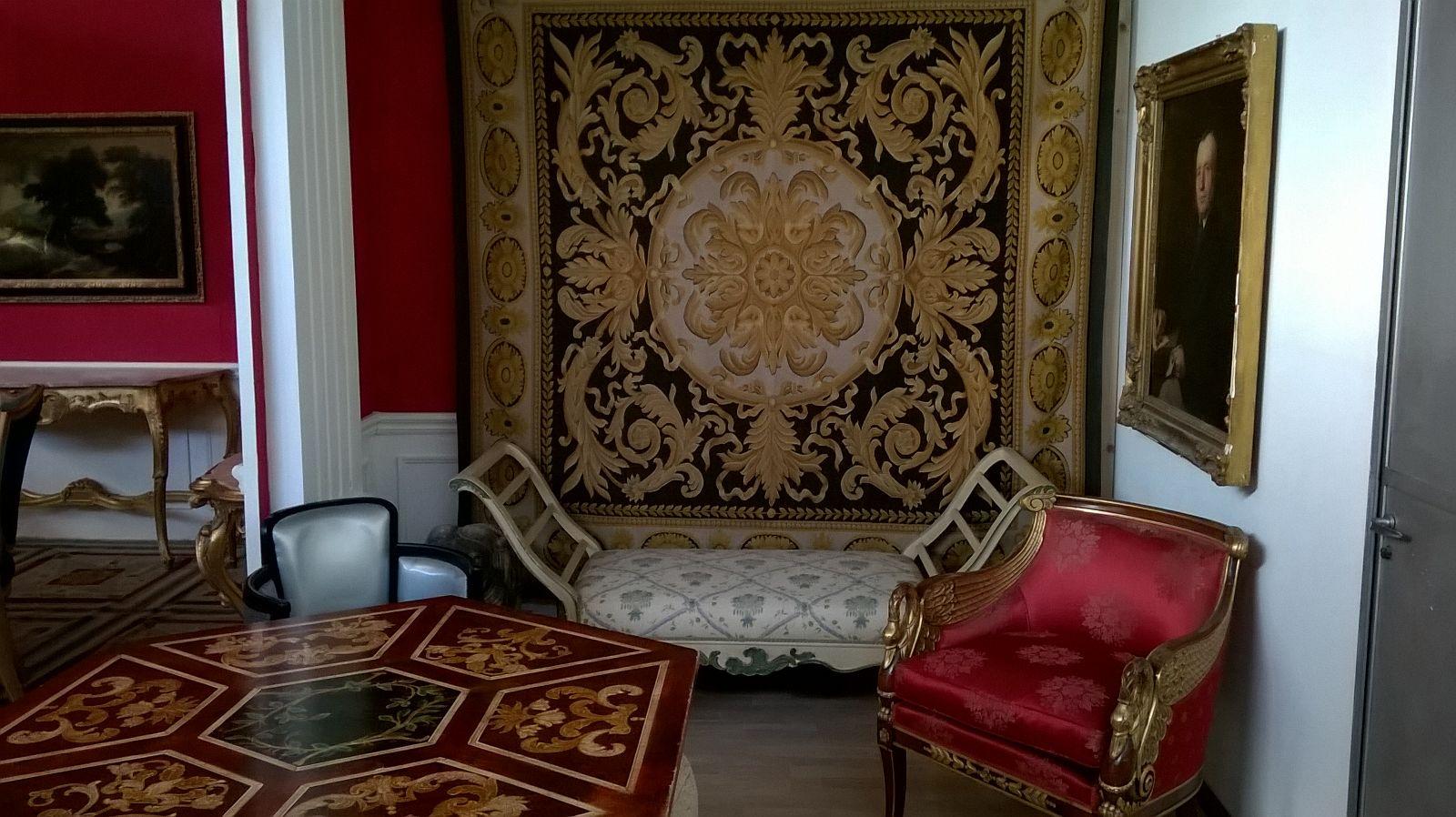 Large French Aubusson carpet 20th century. (Size: 240 cm x 240 cm)
Manufactured Roja Sahrai Revs de Desert - Secret du luxe
The piece has the rights to reproduce the carpets of the Louvre museum.