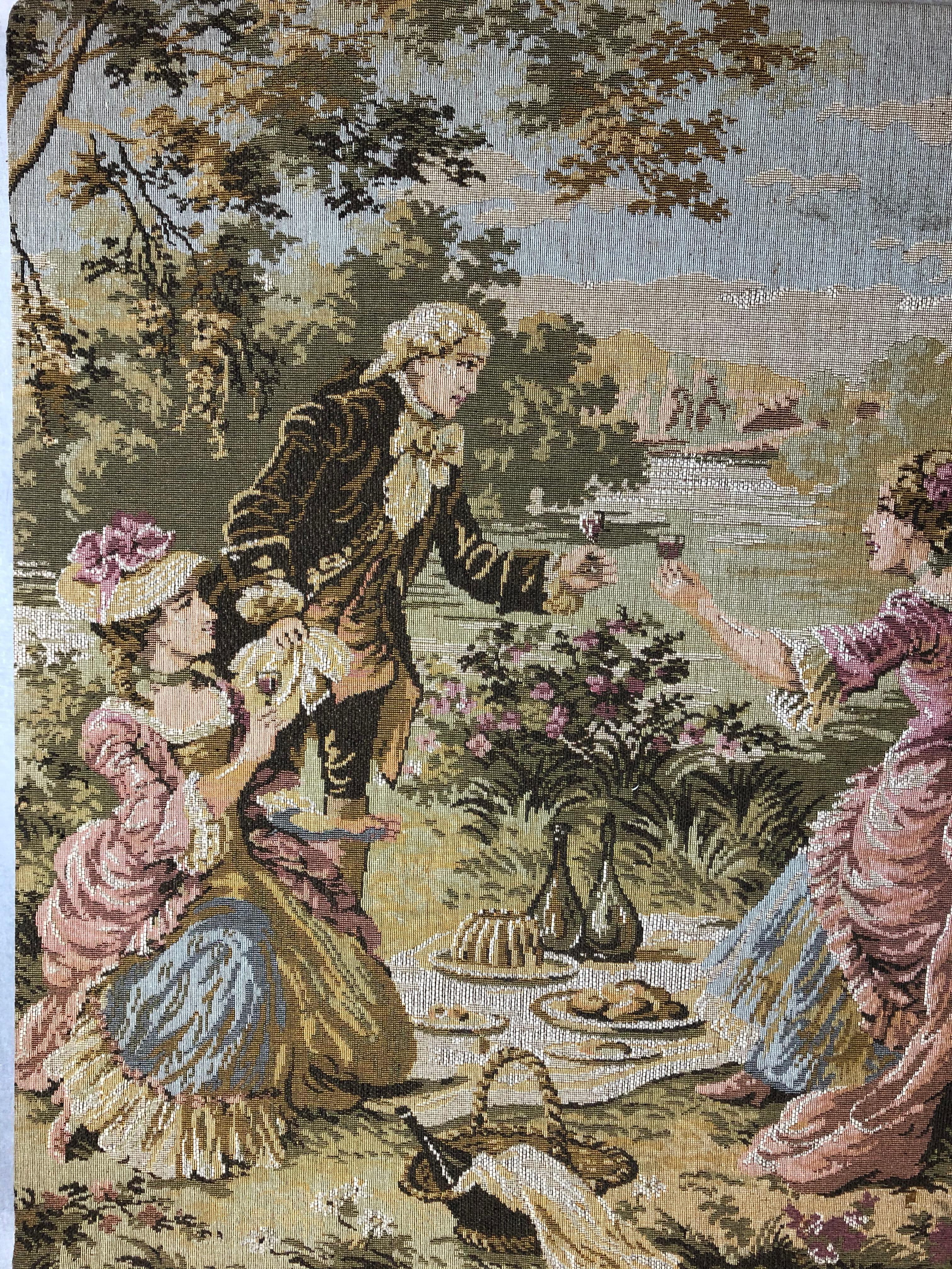Tapiz jacquard de Aubusson muy decorativo que representa una escena pastoral y romántica. 

Con un telón de fondo rústico, pastores y pastoras se abrazan en medio de un paisaje sereno con algunos animales y una tranquila fuente de agua bajo un cielo