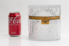Caja grande de cristal de Baccarat francés, de forma ovalada, con montura de bronce dorado y tallada a mano