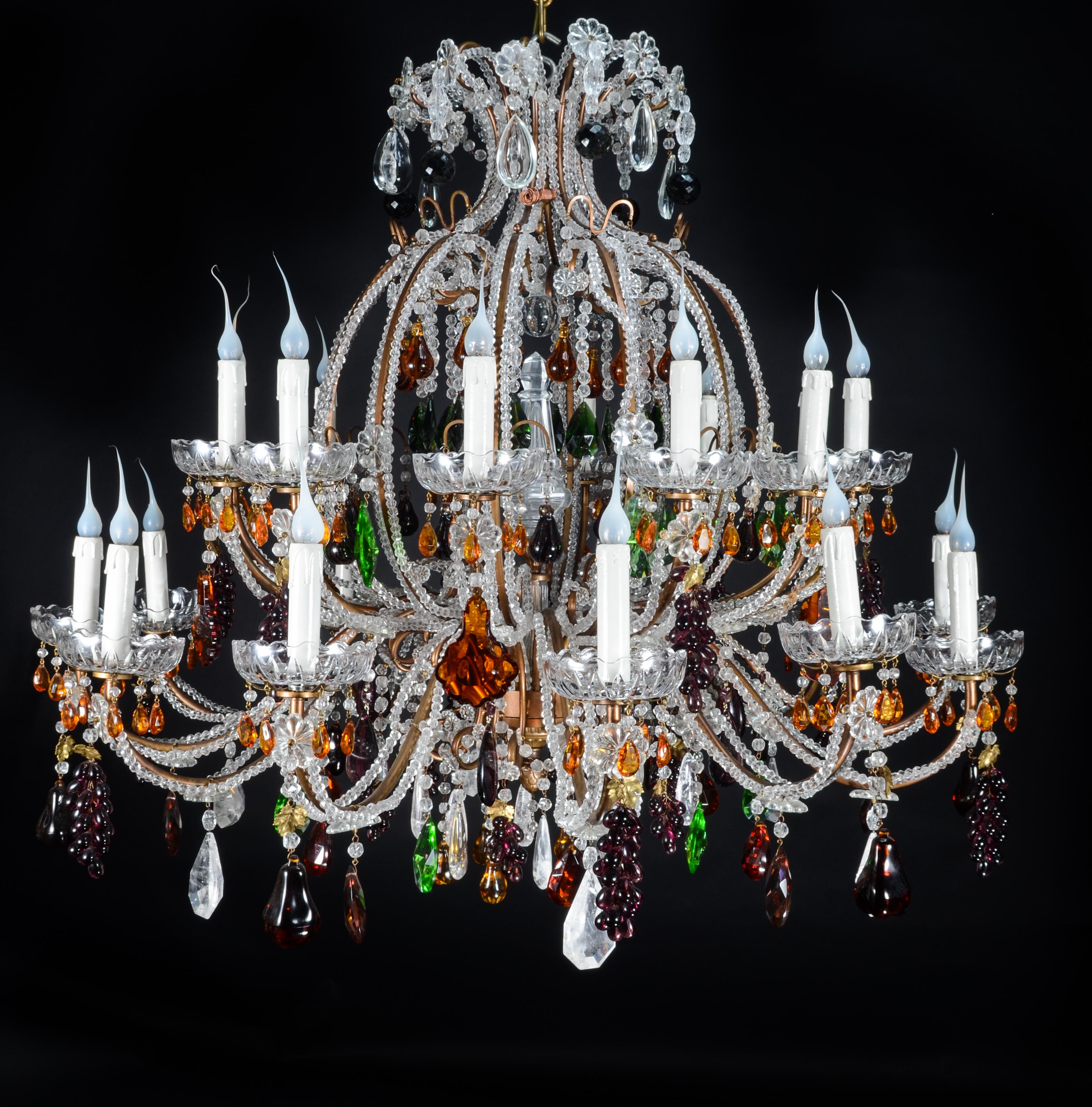 Questo esuberante lampadario francese estremamente grande e insolito, alla maniera della Maison Baguès, presenta un'ampia decorazione.  Cornice a 24 luci con bracci a strati con perline di cristallo. Ogni braccio termina con una bobeche di vetro