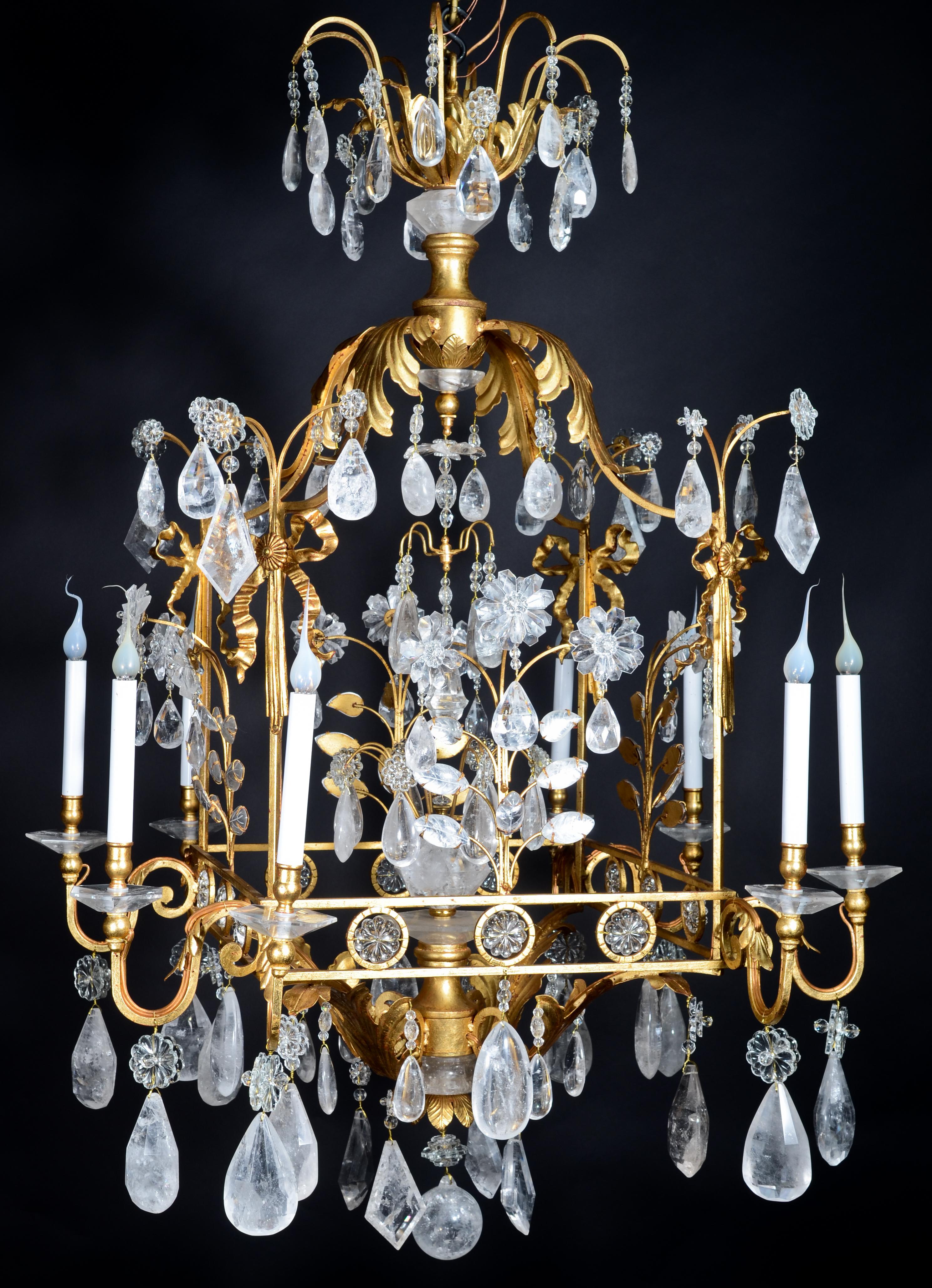 Spettacolare e grande lampadario a lanterna a più luci in stile Luigi XVI, dorato e in cristallo di rocca, di squisita fattura nello stile della Maison Bagues. Questo grande lampadario unico nel suo genere ha una forma quadrata a pagoda ed è