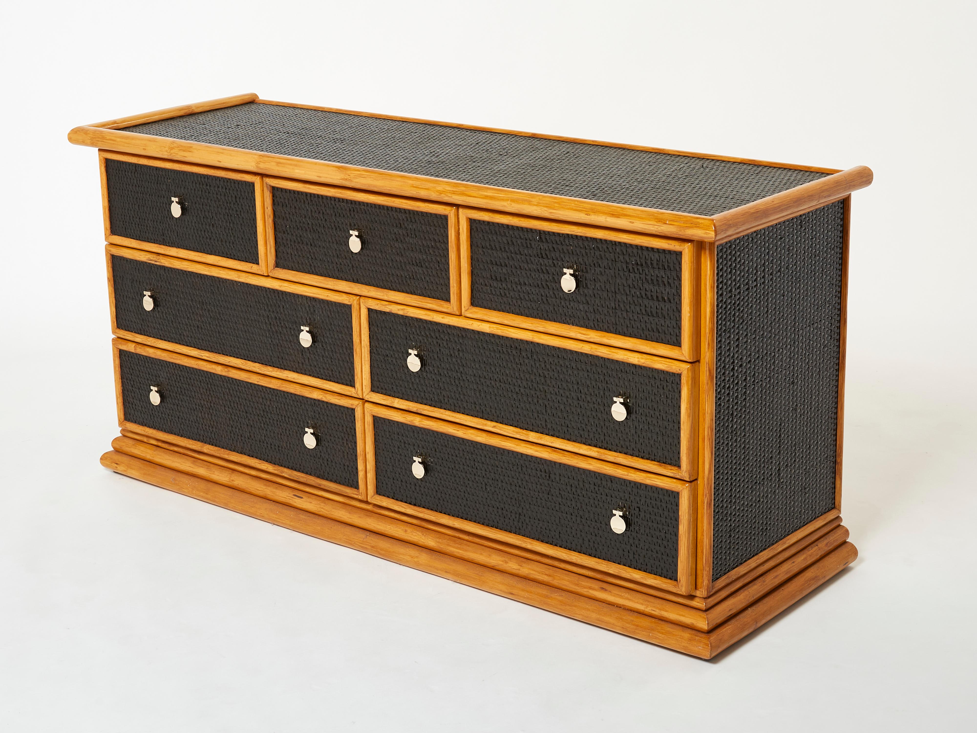 Il bambù naturale e il rattan sono i materiali principali che creano un'estetica estiva e organica in questa cassettiera francese degli anni '60, mentre le maniglie in ottone brillante aggiungono un tocco chic e accattivante. Le maniglie in ottone