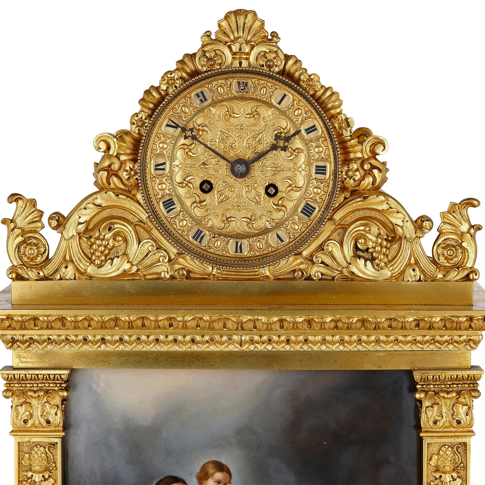 Baroque Grande horloge de cheminée de style baroque français en bronze doré et porcelaine en vente