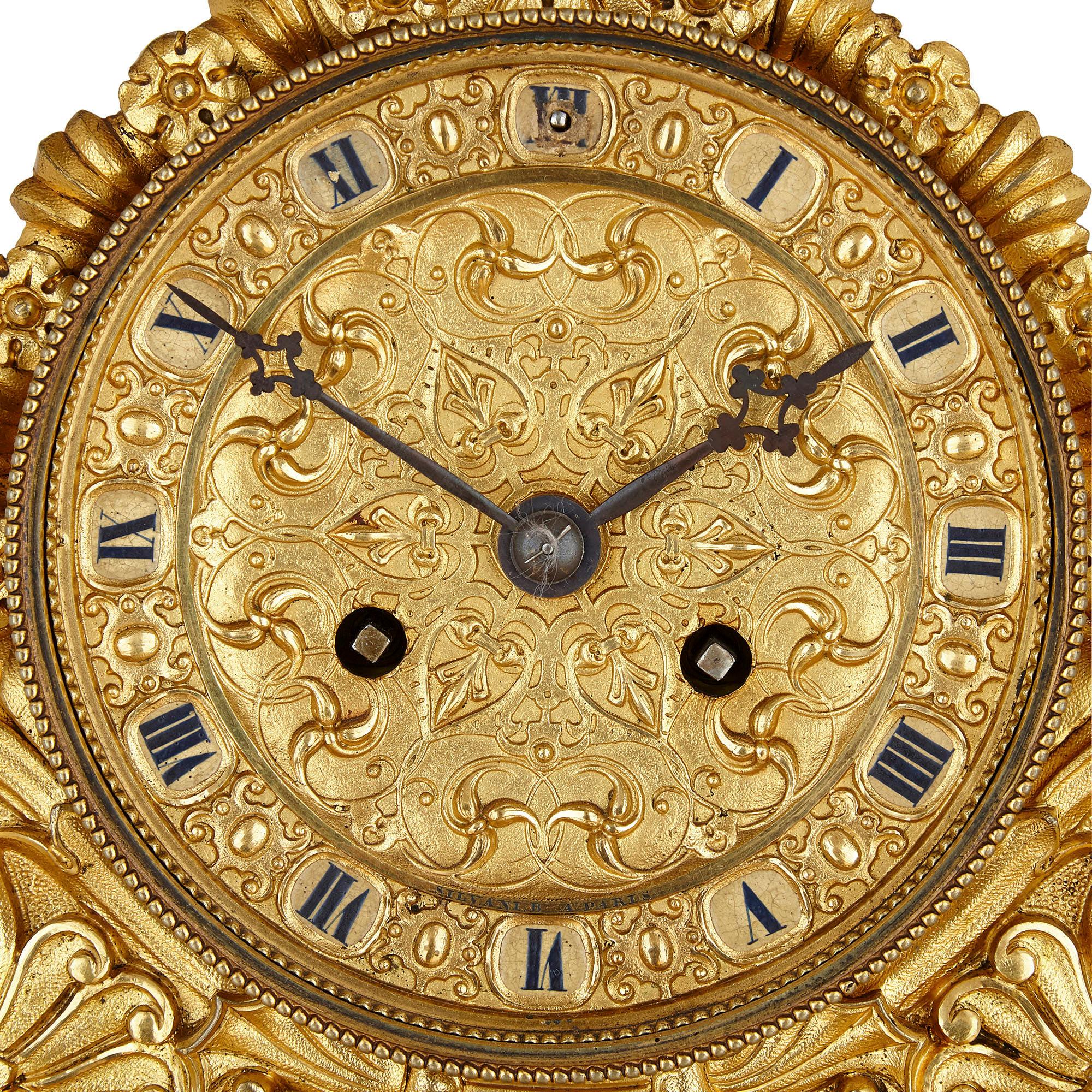 Français Grande horloge de cheminée de style baroque français en bronze doré et porcelaine en vente