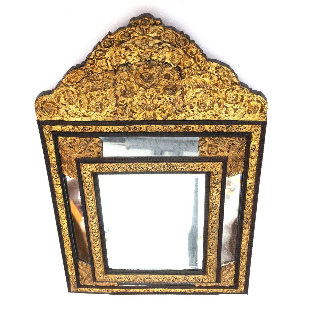Barocco Grande specchio francese in stile barocco con vetro smussato e ottone dorato cesellato in vendita