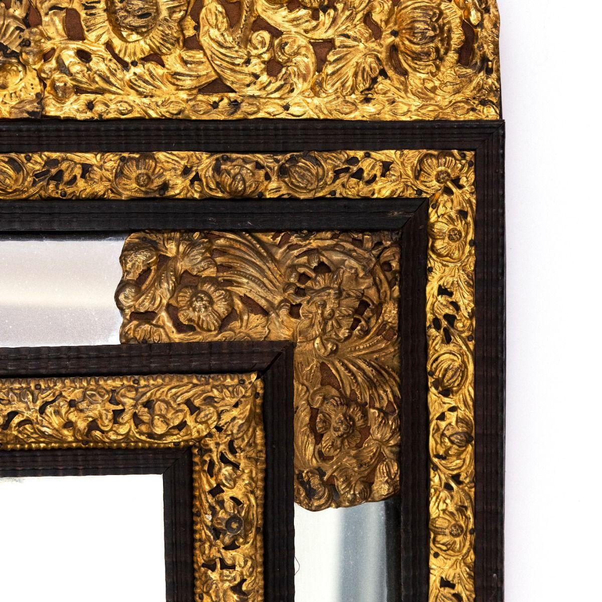 XIX secolo Grande specchio francese in stile barocco con vetro smussato e ottone dorato cesellato in vendita