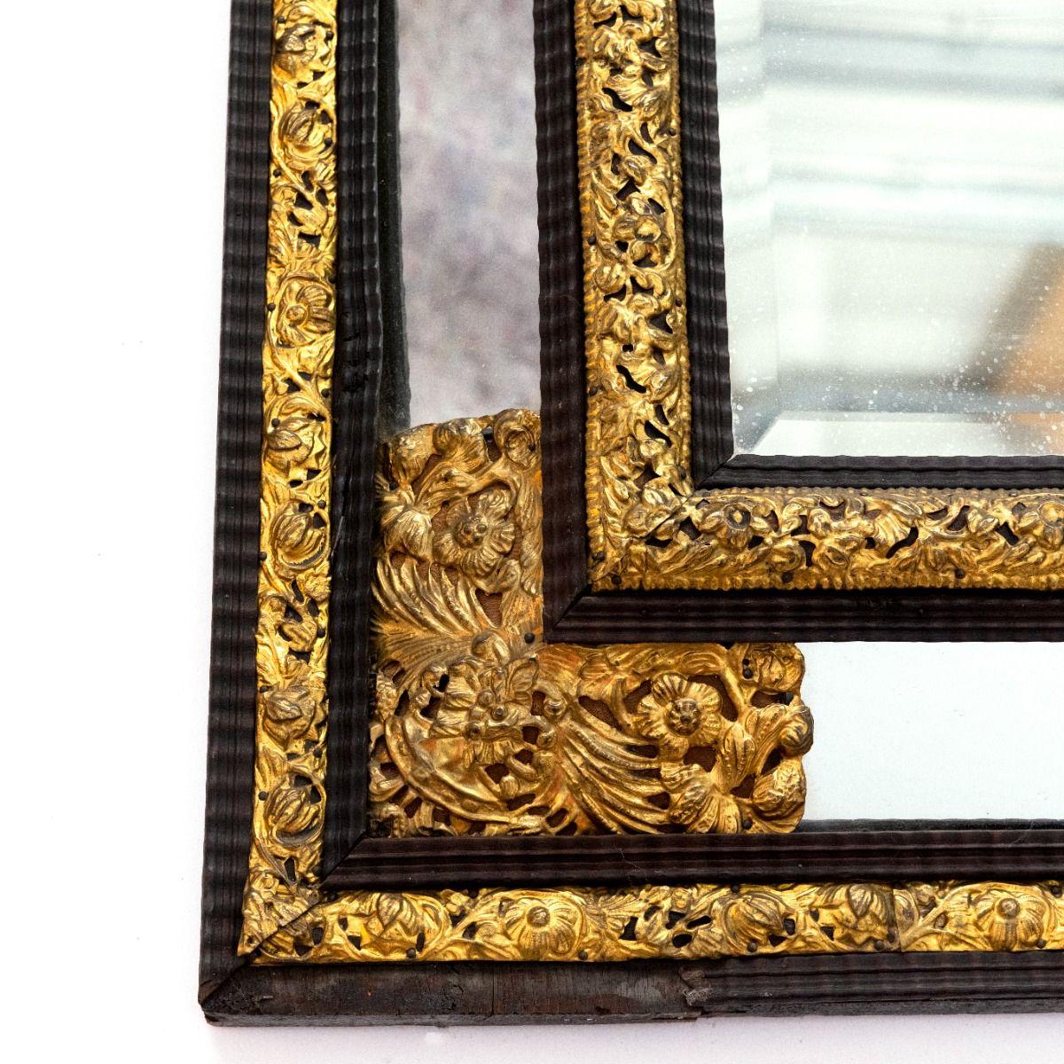 Ottone Grande specchio francese in stile barocco con vetro smussato e ottone dorato cesellato in vendita