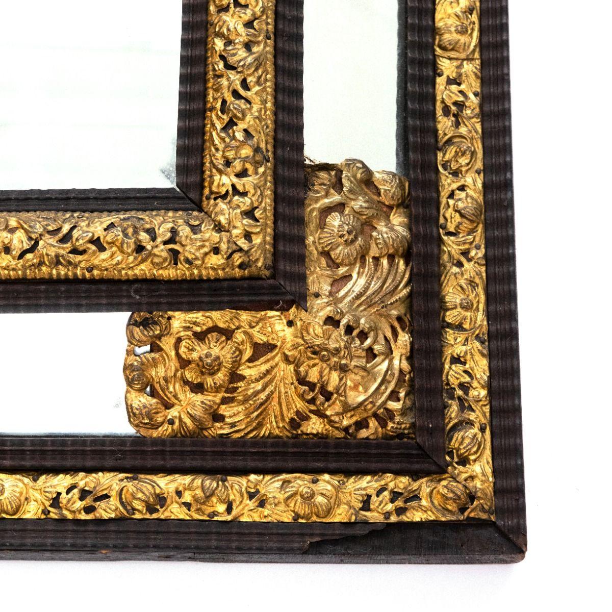 Grande specchio francese in stile barocco con vetro smussato e ottone dorato cesellato in vendita 1