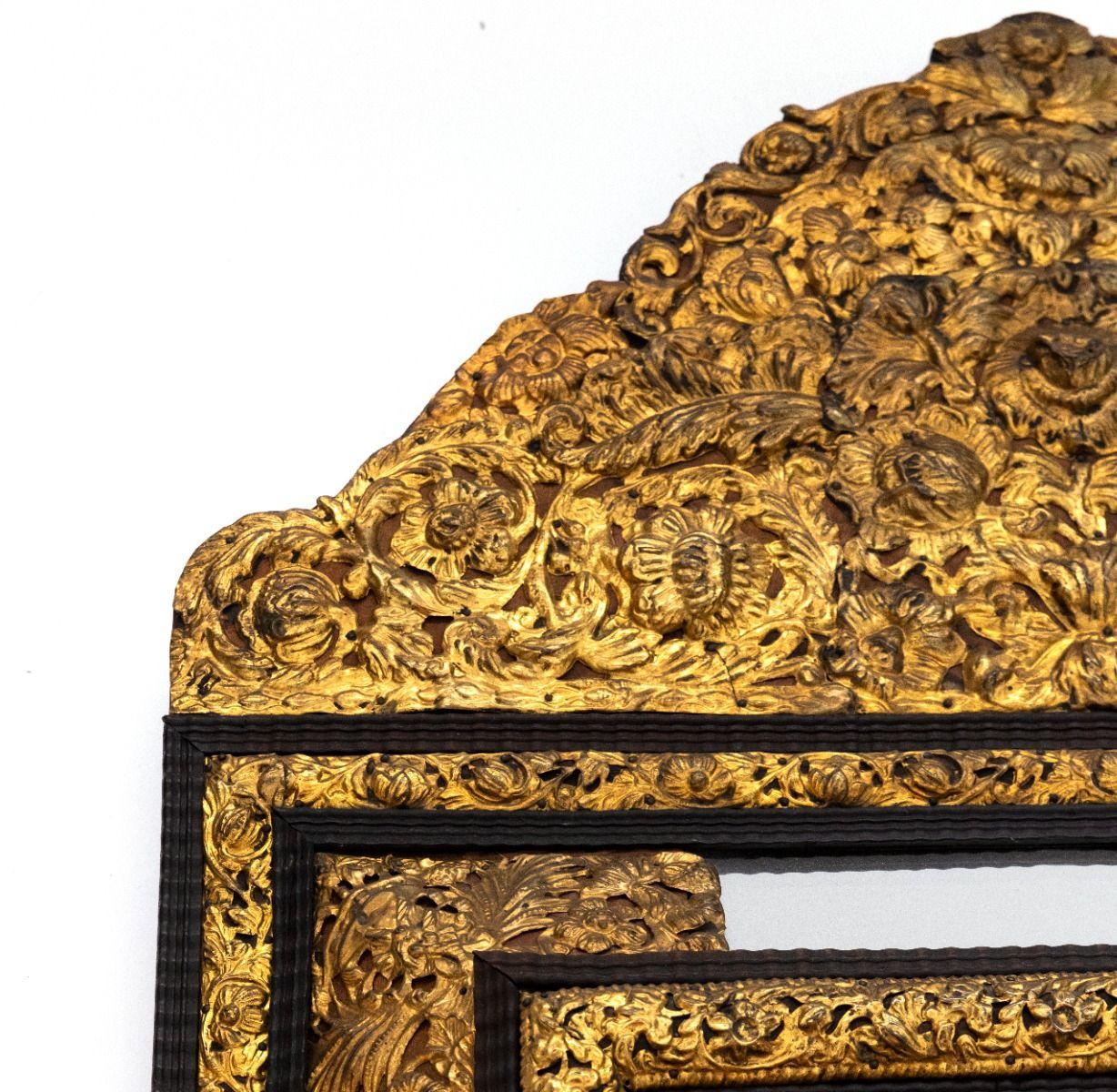 Grande specchio francese in stile barocco con vetro smussato e ottone dorato cesellato in vendita 2