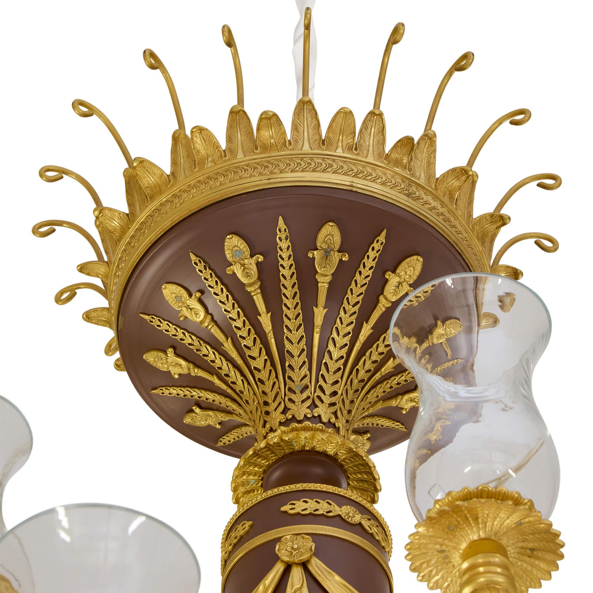 Grande lampadario francese in stile Belle Époque in bronzo dorato patinato e vetro ormolu 
Francese, XX secolo 
Altezza 240 cm, diametro 190 cm

Questo straordinario lampadario cattura la grazia raffinata dell'epoca della Belle Époque. Sorto in