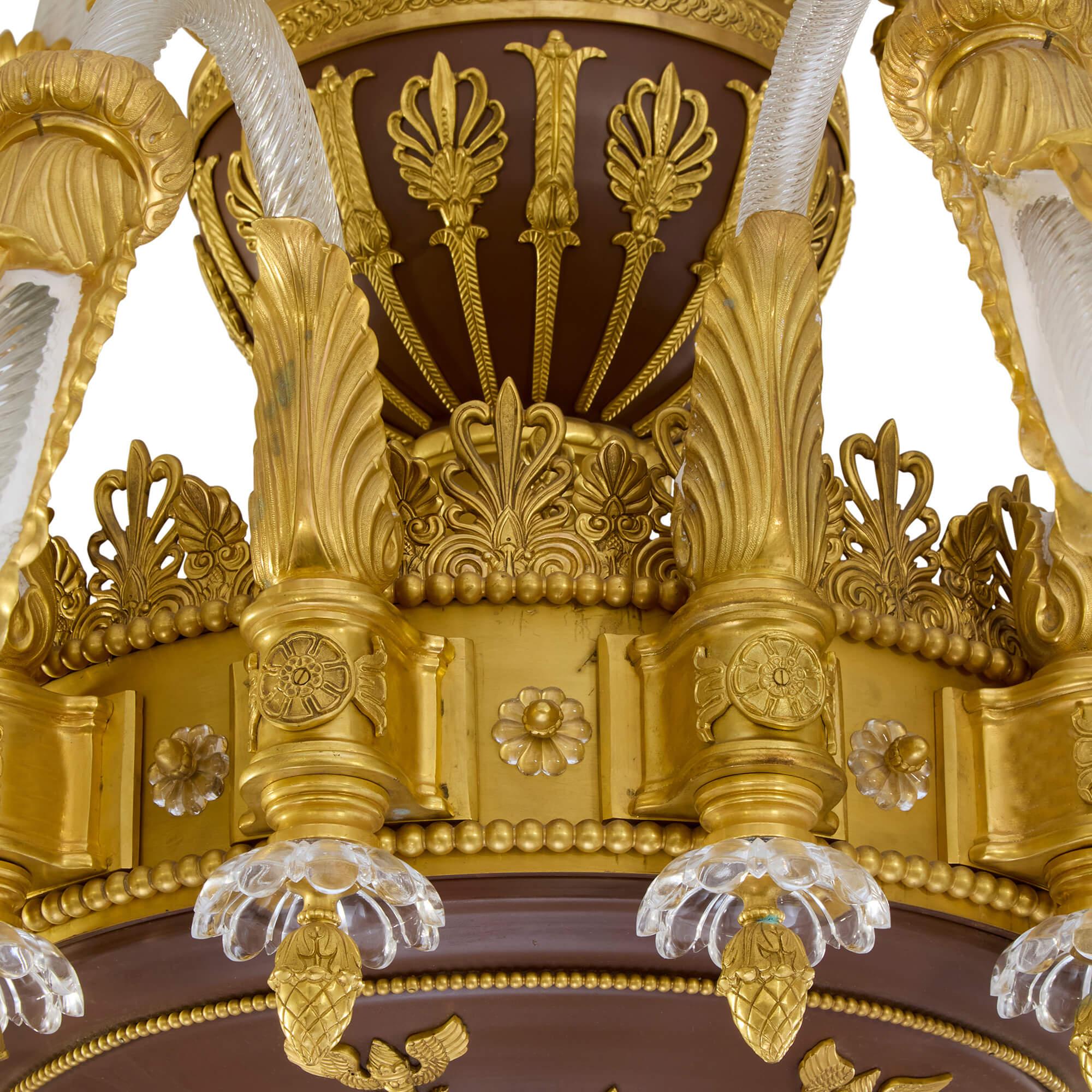 Francese Grande lampadario francese in stile Belle Époque in bronzo dorato patinato e vetro ormolu in vendita