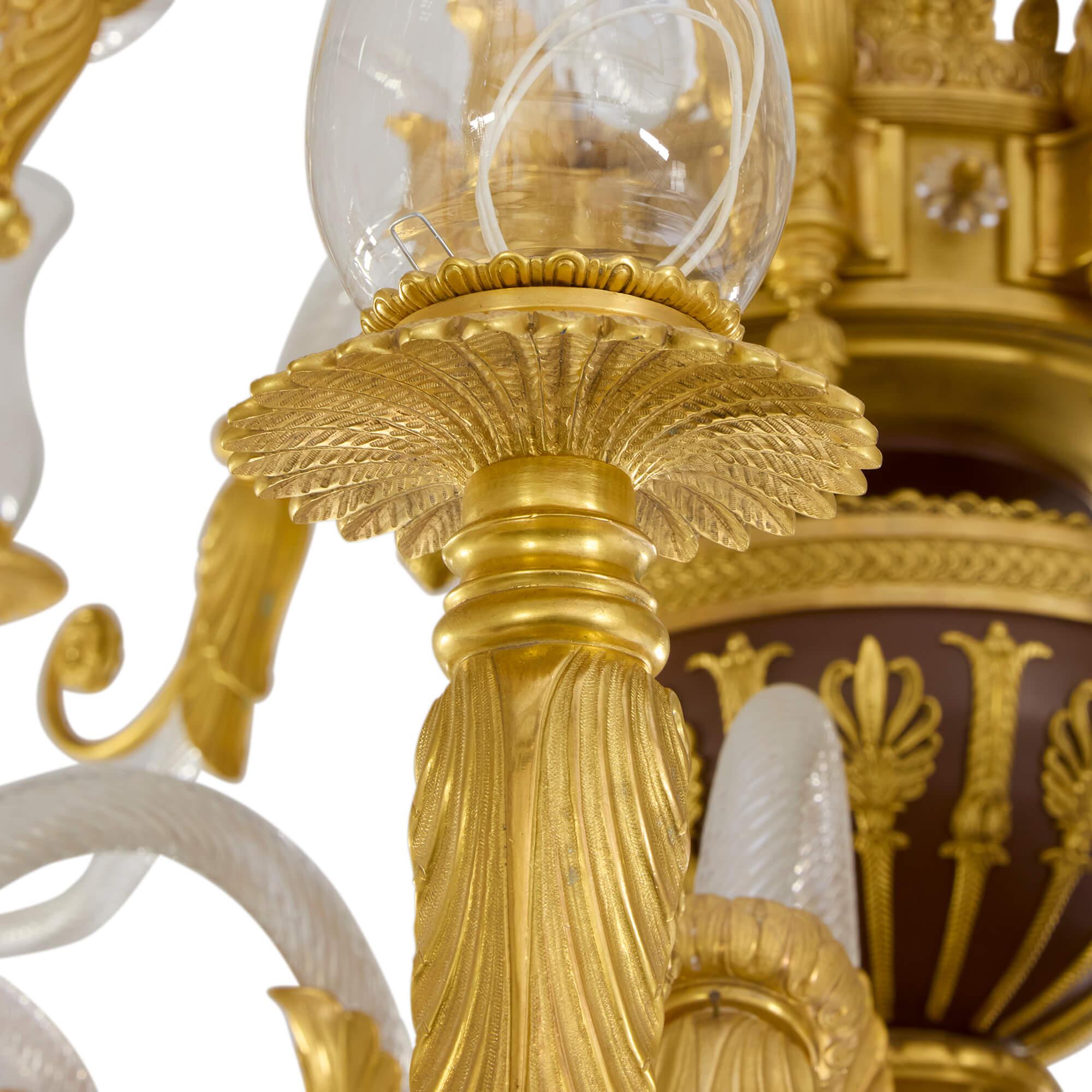 Calco Grande lampadario francese in stile Belle Époque in bronzo dorato patinato e vetro ormolu in vendita