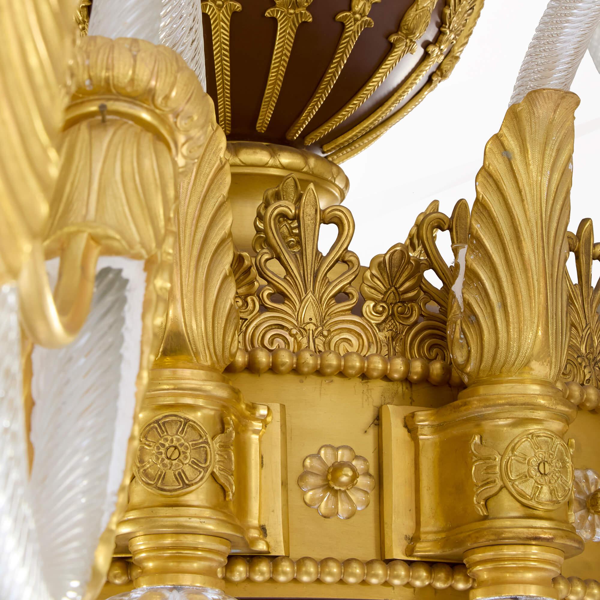 Grande lampadario francese in stile Belle Époque in bronzo dorato patinato e vetro ormolu In condizioni buone in vendita a London, GB