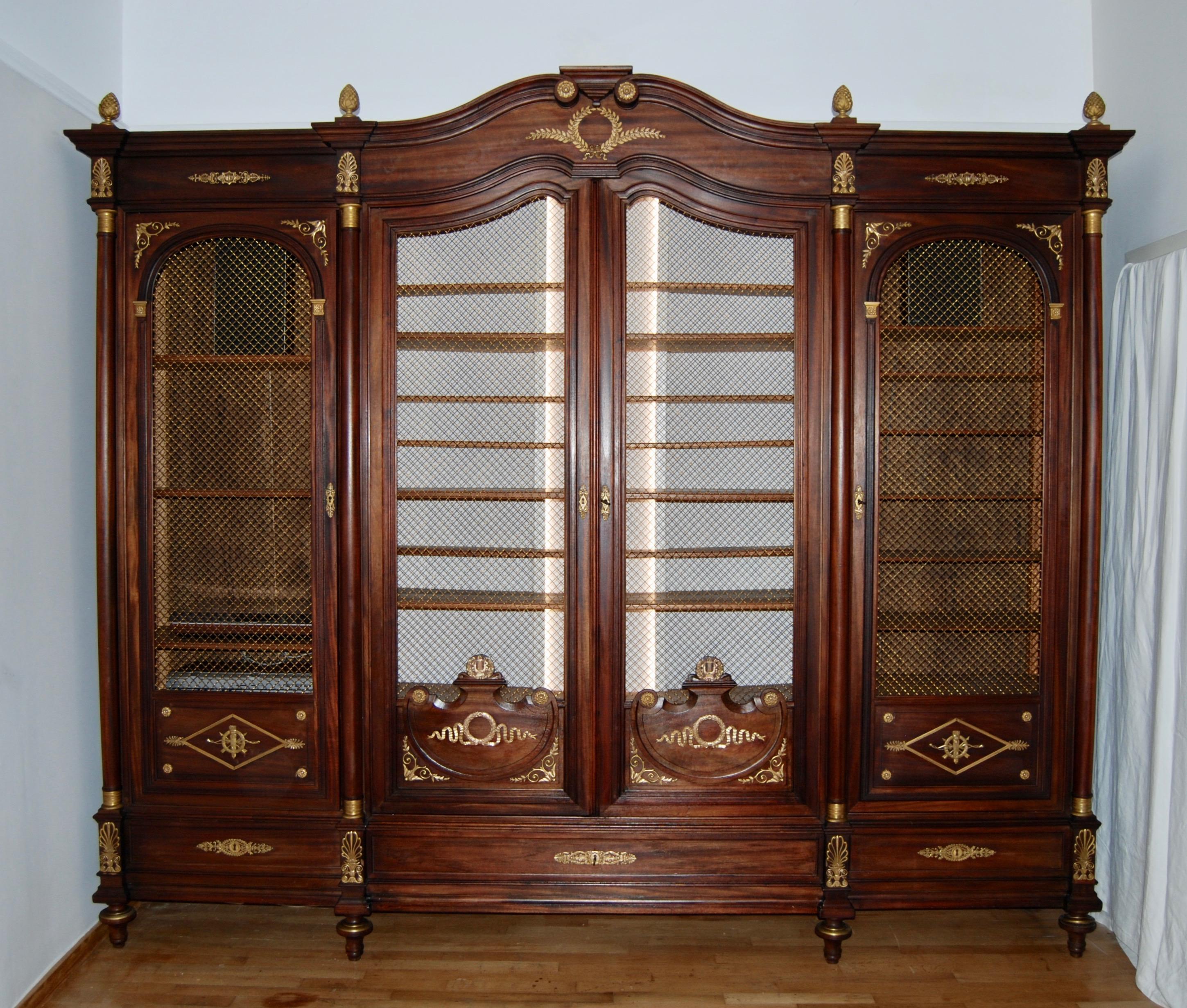 This magnificent series of cupboards has 4 locking doors and a large central drawer.
The upper part of the doors are in gilded bronze mesh with a mahogany panel at the base decorated with gilded bronze details.
This beautiful piece is richly