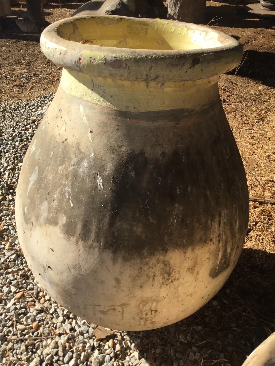 Un vaso Biot francese del XIX secolo.  Questo antico vaso francese presenta un collo e un bordo smaltati di giallo e arrotolati, con un corpo a forma di bulbo.
Il corpo è lasciato in tono naturale.  Il diametro del cerchio è di 19 pollici.  Il peso