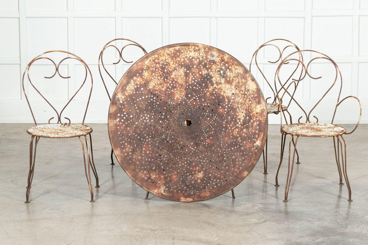 um 1940
Großer französischer Bistro-Tisch und Stühle für die Terrasse
sku 1846
Tisch B97 x T97 x H72 cm
Gewicht 12 kg
Stühle B42 x T41 x H86 cm
Gewicht 4kg pro Stuhl