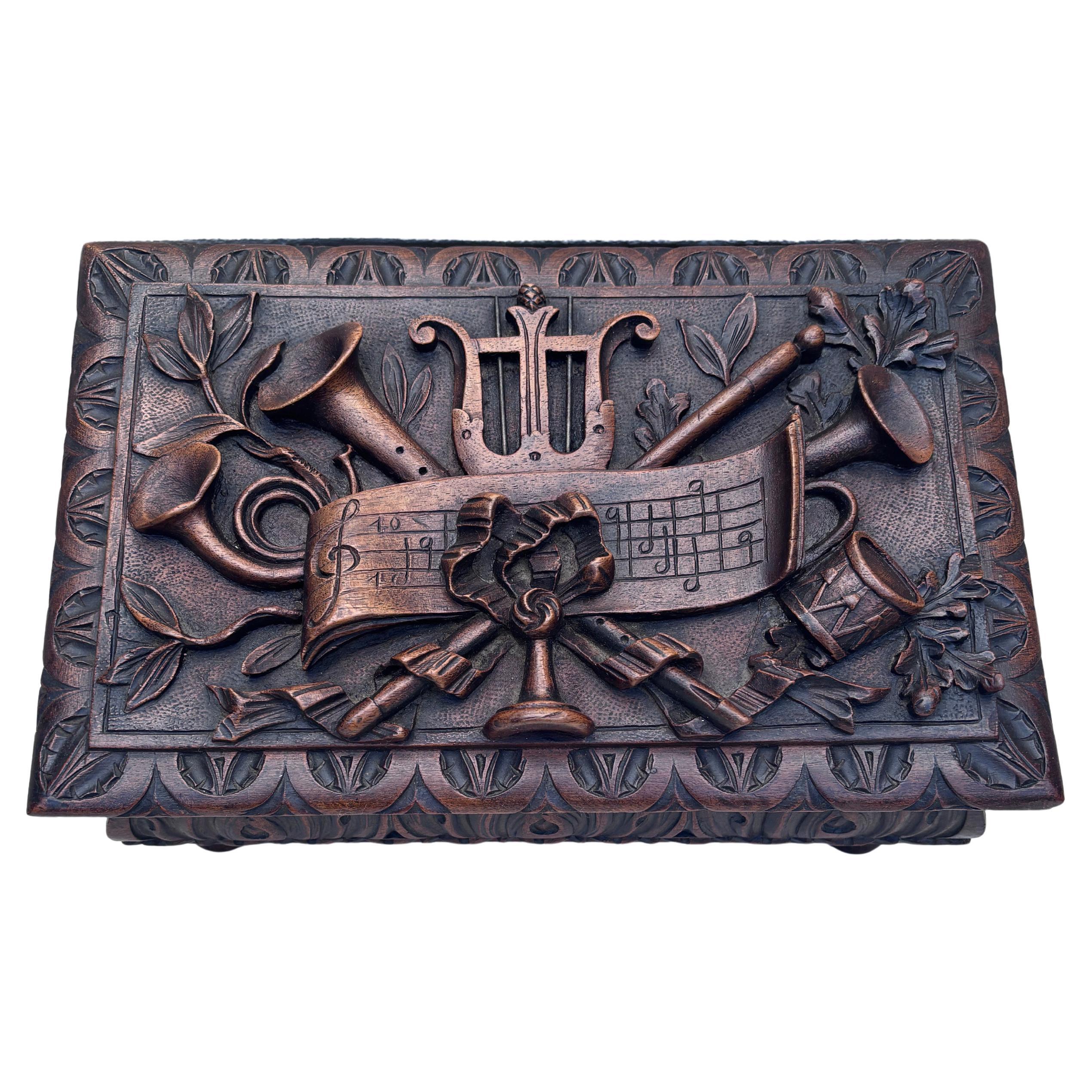 Large French Black Forest Wood Music instruments Box, Circa 1890 In Good Condition For Sale In Austin, TX