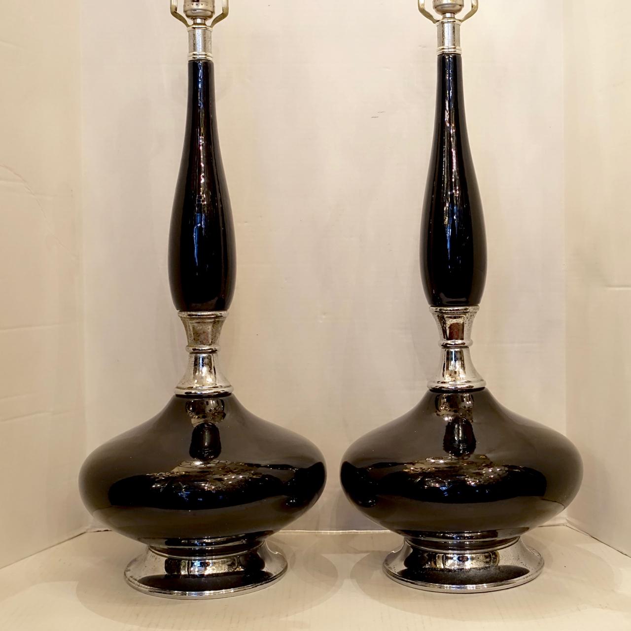 Pair of 1960s French porcelain lamps with nickel-plated bodies

Measurements:
Height of body 23