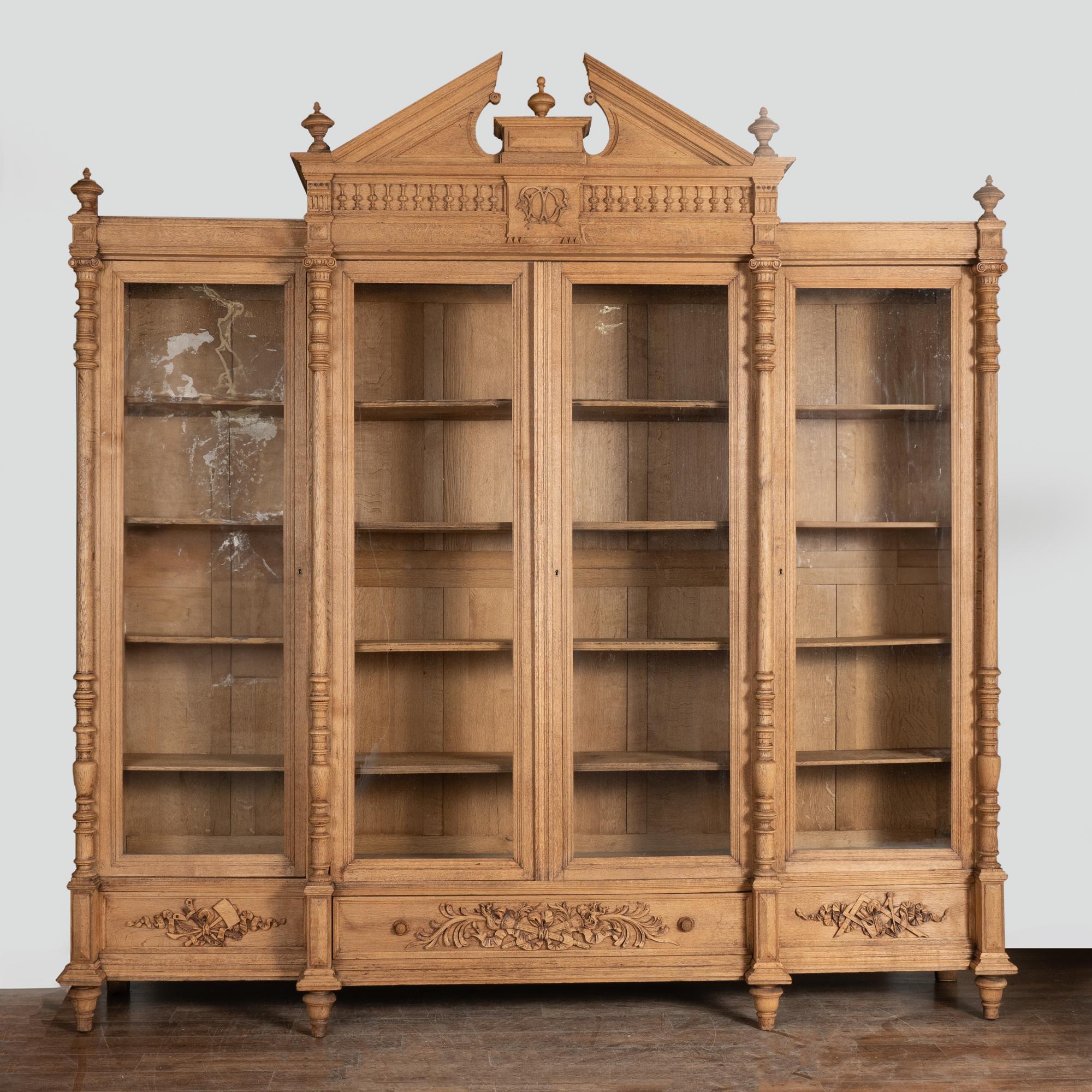 Stile provenzale Grande mobile vetrina francese in Oak sbiancato Libreria, circa 1890 in vendita