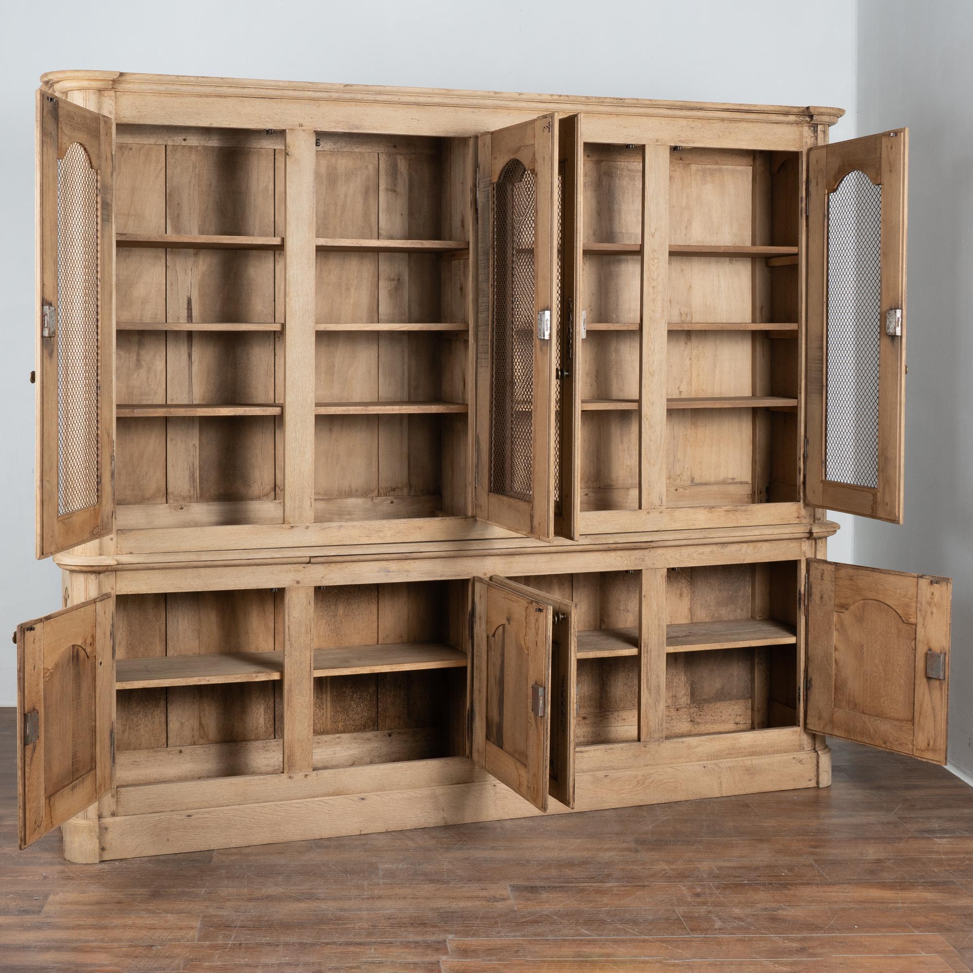 Country Grande mobile espositivo francese in Oak sbiancato Libreria circa 1890 in vendita