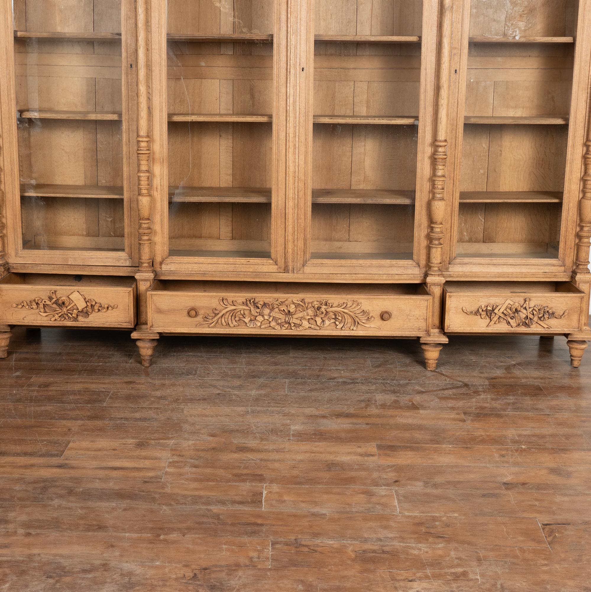 Francese Grande mobile vetrina francese in Oak sbiancato Libreria, circa 1890 in vendita