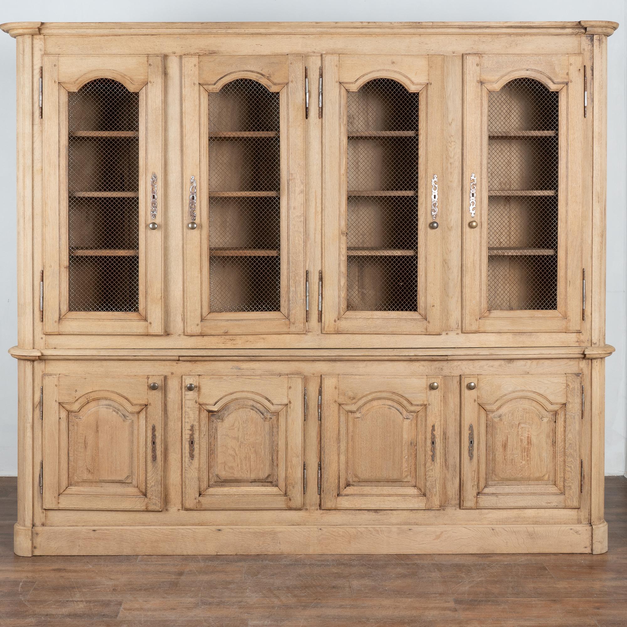 Francese Grande mobile espositivo francese in Oak sbiancato Libreria circa 1890 in vendita