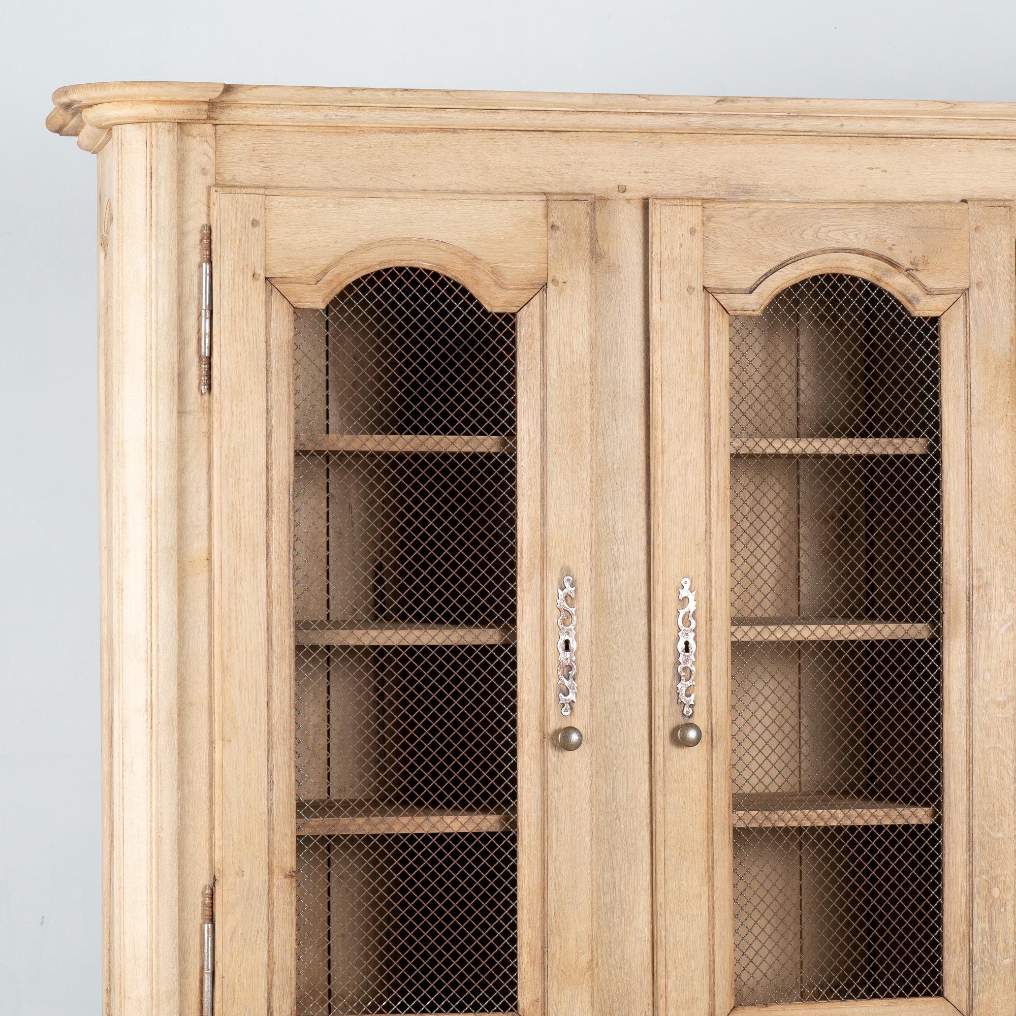 Grande mobile espositivo francese in Oak sbiancato Libreria circa 1890 In condizioni buone in vendita a Round Top, TX