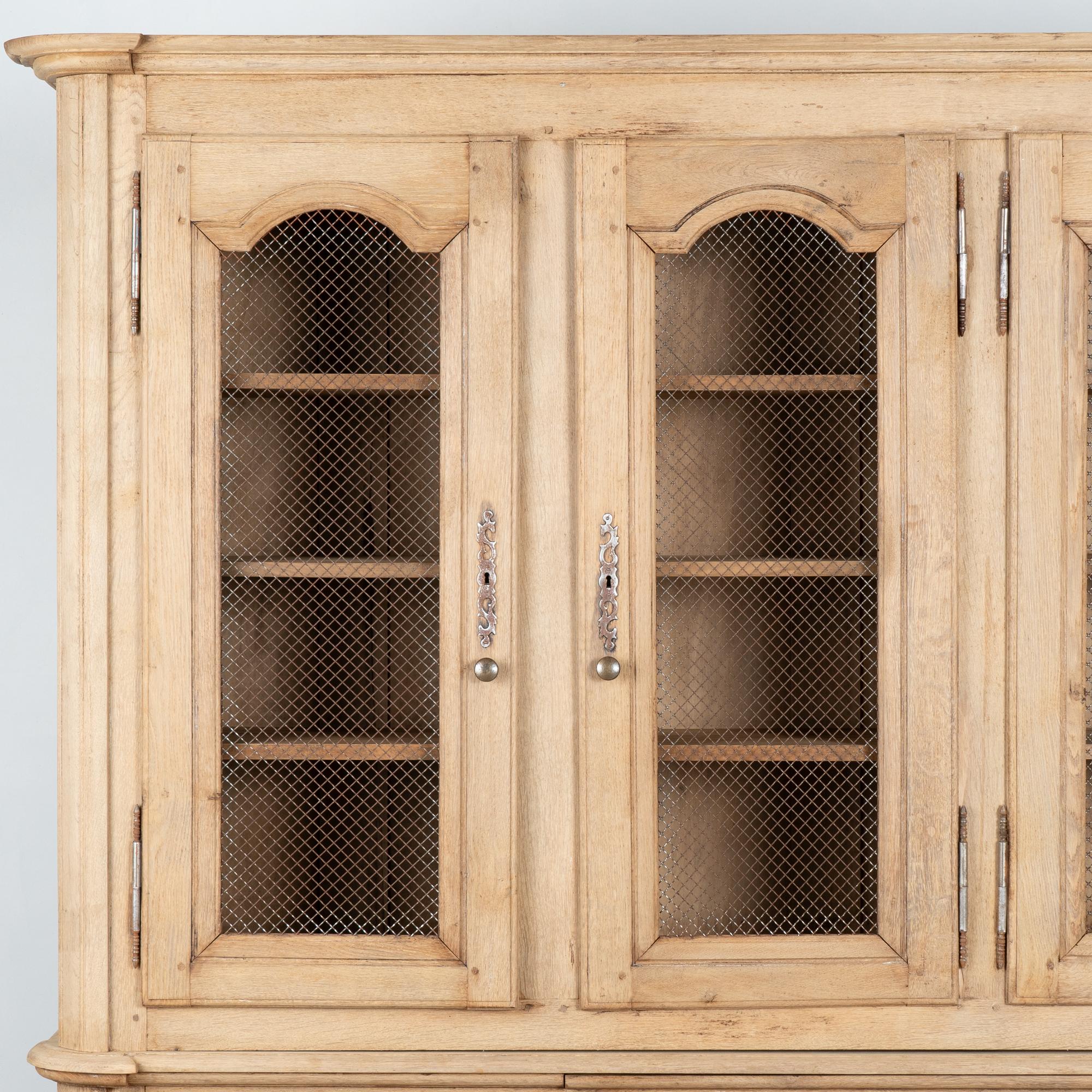 XIX secolo Grande mobile espositivo francese in Oak sbiancato Libreria circa 1890 in vendita