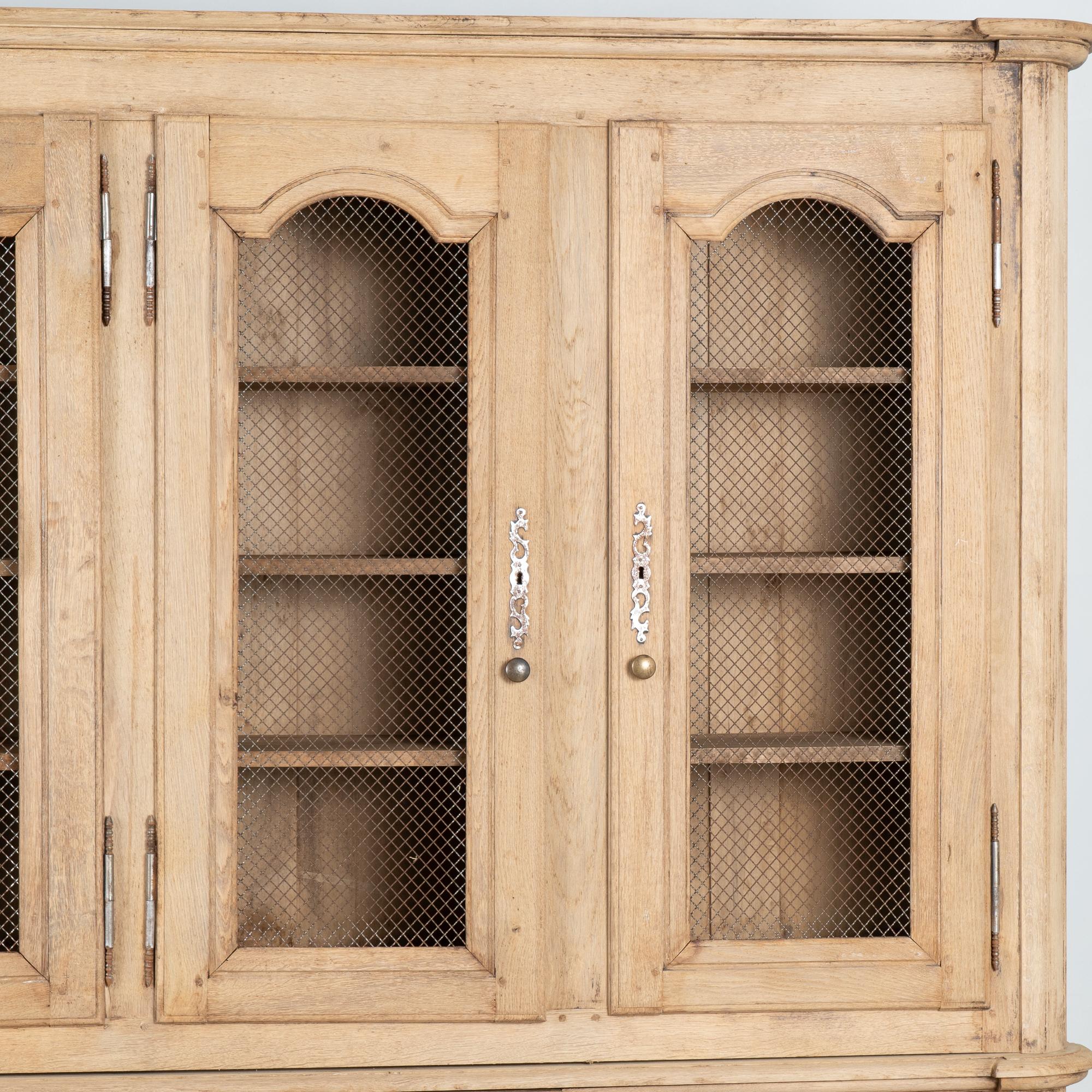 Fil di ferro Grande mobile espositivo francese in Oak sbiancato Libreria circa 1890 in vendita