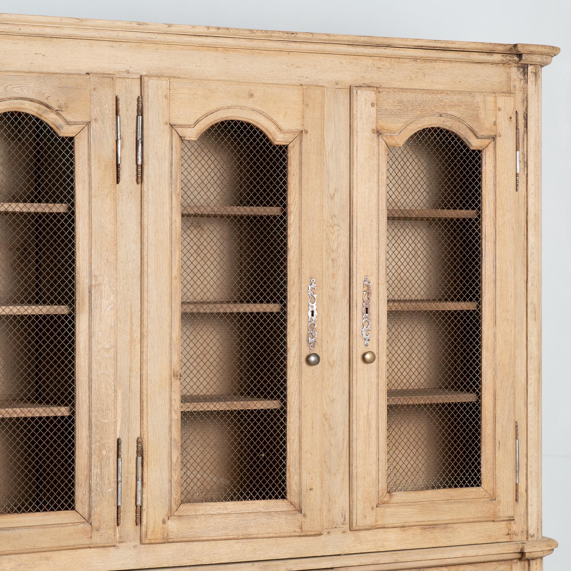 Grande mobile espositivo francese in Oak sbiancato Libreria circa 1890 in vendita 1