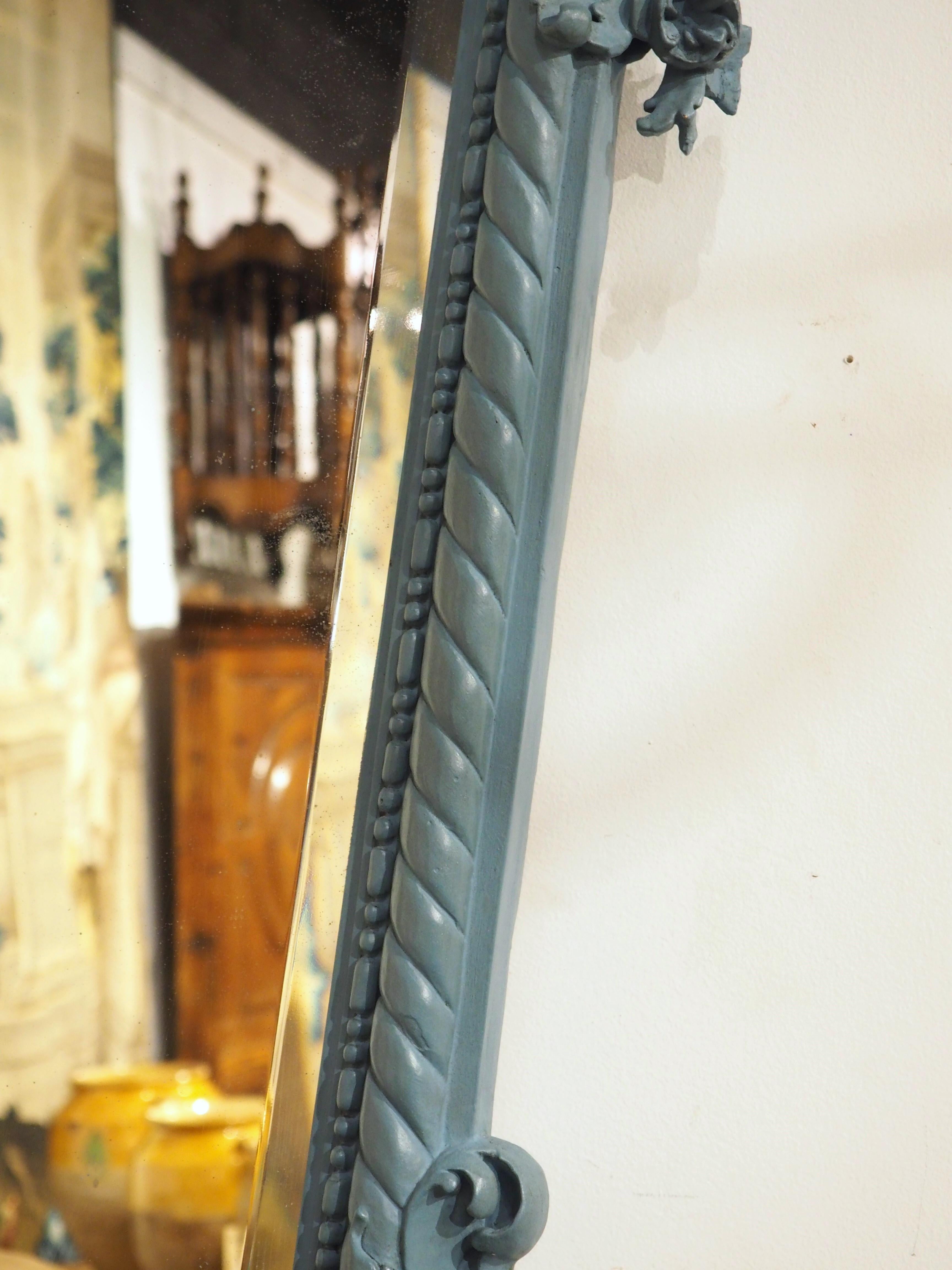 XIXe siècle Grand miroir biseauté Napoléon III peint en bleu, Circa 1850 en vente