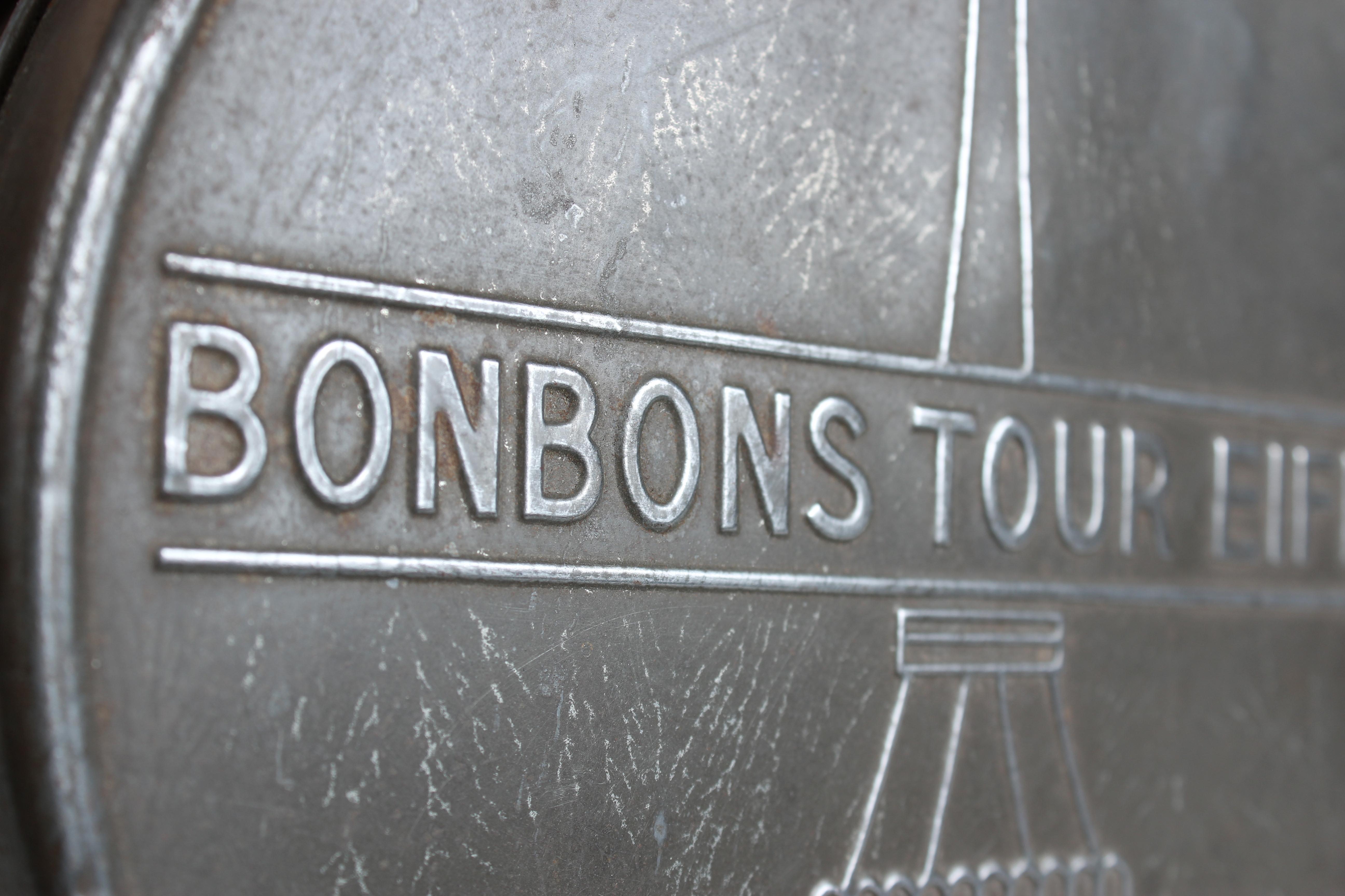 Large French Bonbon Tin Box, Vintage Tin Can, Bonbons Tour Eiffel Paris In Good Condition For Sale In Greven, DE