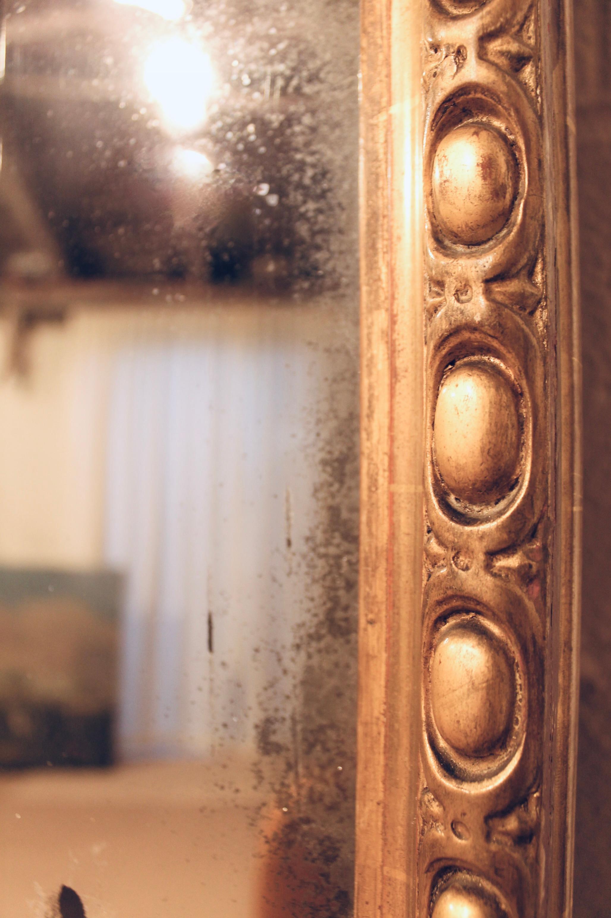 Grand français  Miroir de pilier en verre bordé avec crête ailée rococo, de Nantes en vente 1