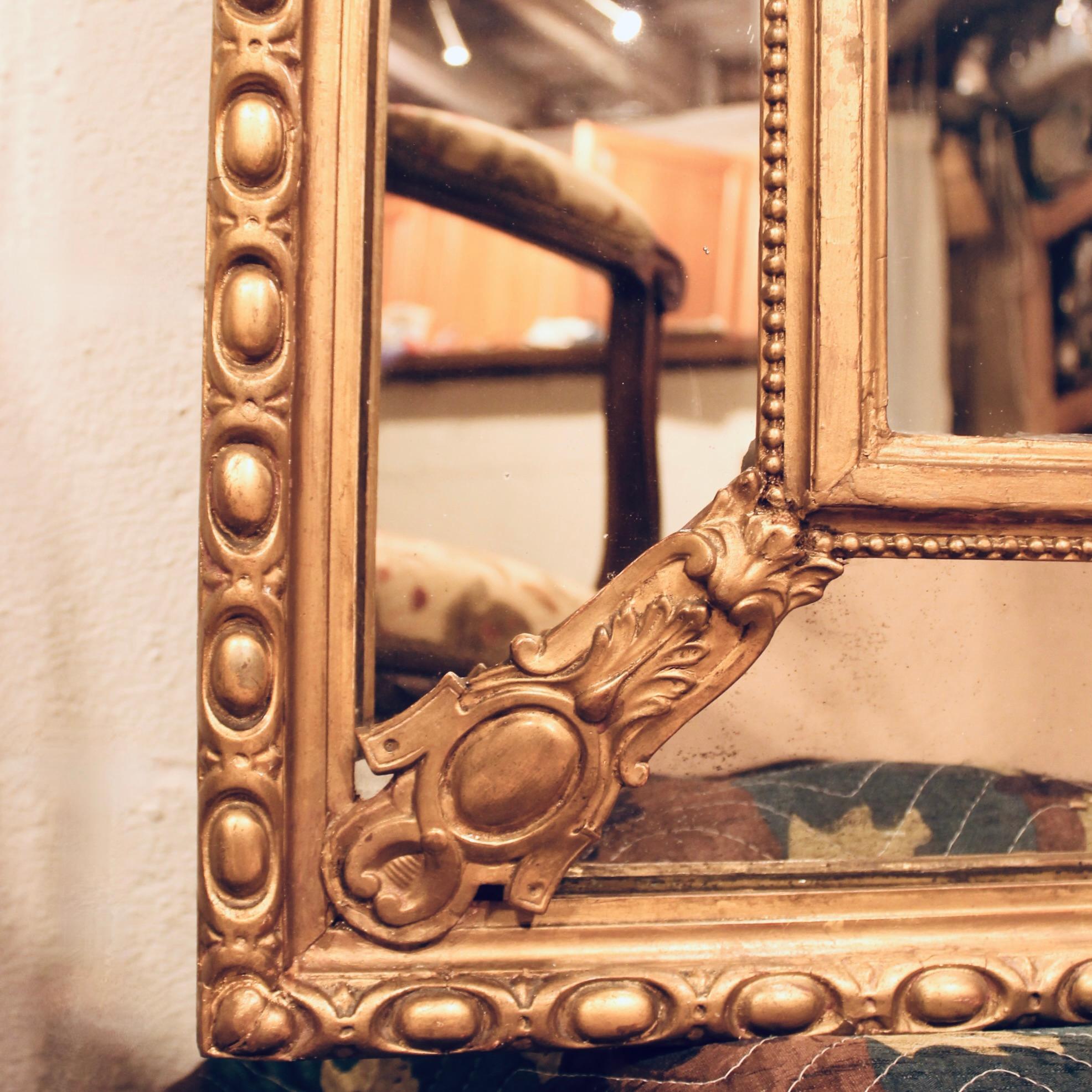 Grand français  Miroir de pilier en verre bordé avec crête ailée rococo, de Nantes en vente 2